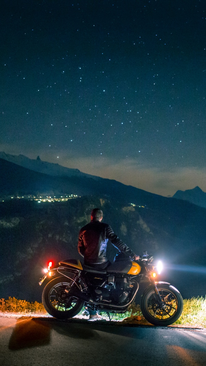 Обои мотоцикл, ночь, облако, горный хребет, космос в разрешении 720x1280
