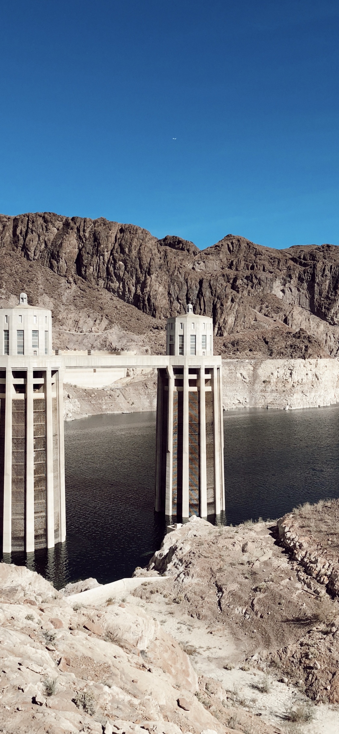 Обои плотина Гувера, вода, средняя высота, водоем, горный рельеф в разрешении 1125x2436