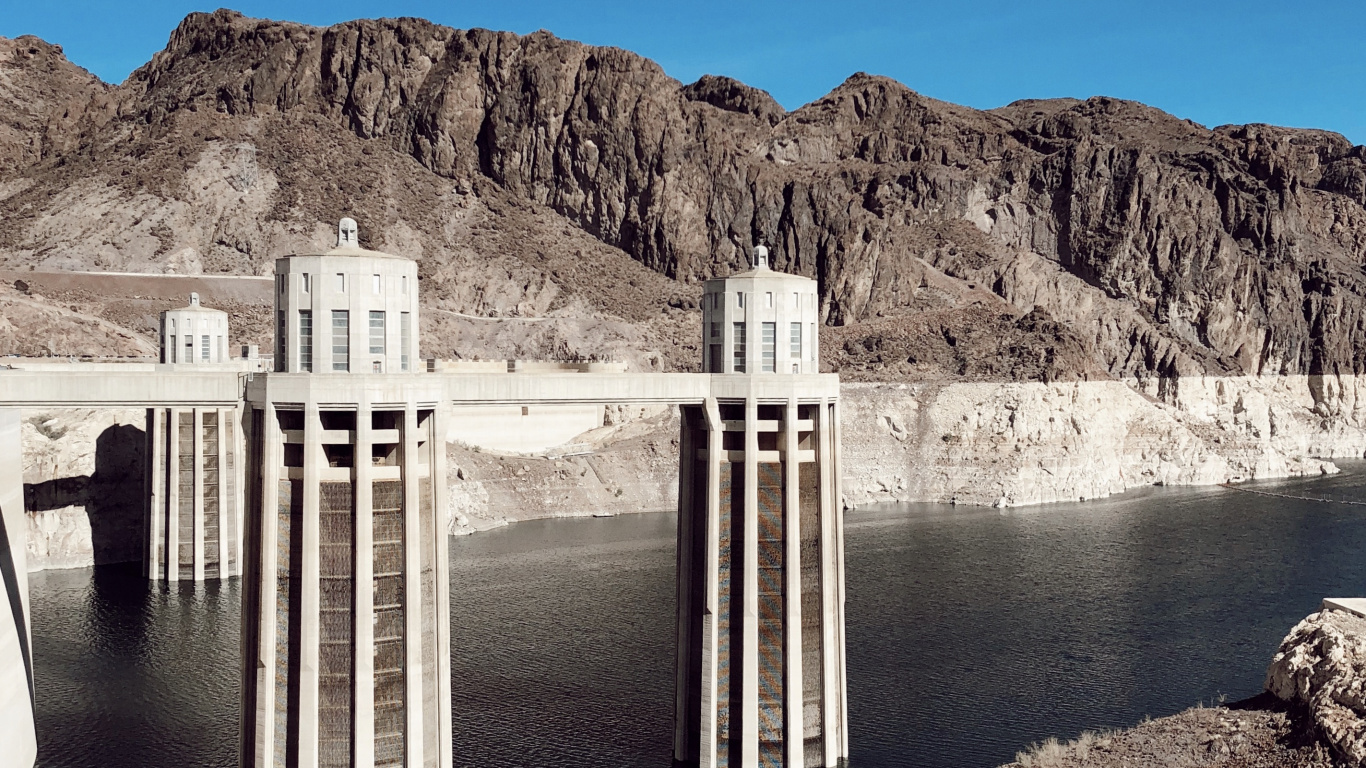 Обои плотина Гувера, вода, средняя высота, водоем, горный рельеф в разрешении 1366x768