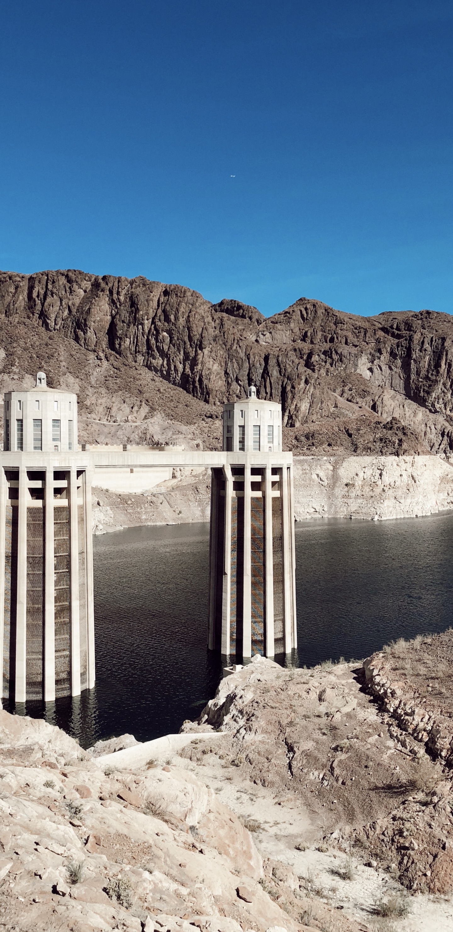 Обои плотина Гувера, вода, средняя высота, водоем, горный рельеф в разрешении 1440x2960