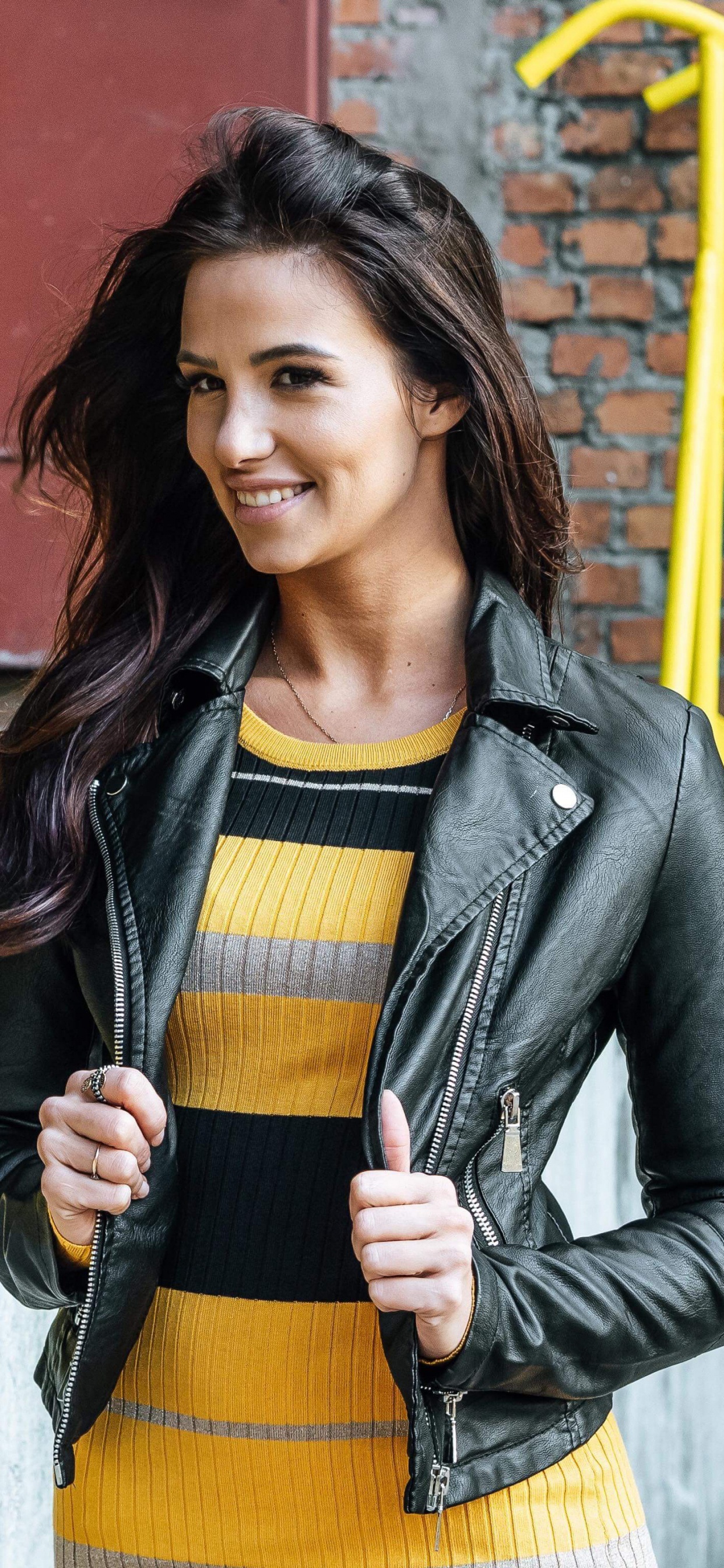 Обои джинсы, желтый, уличная мода, одежда, куртка в разрешении 1242x2688