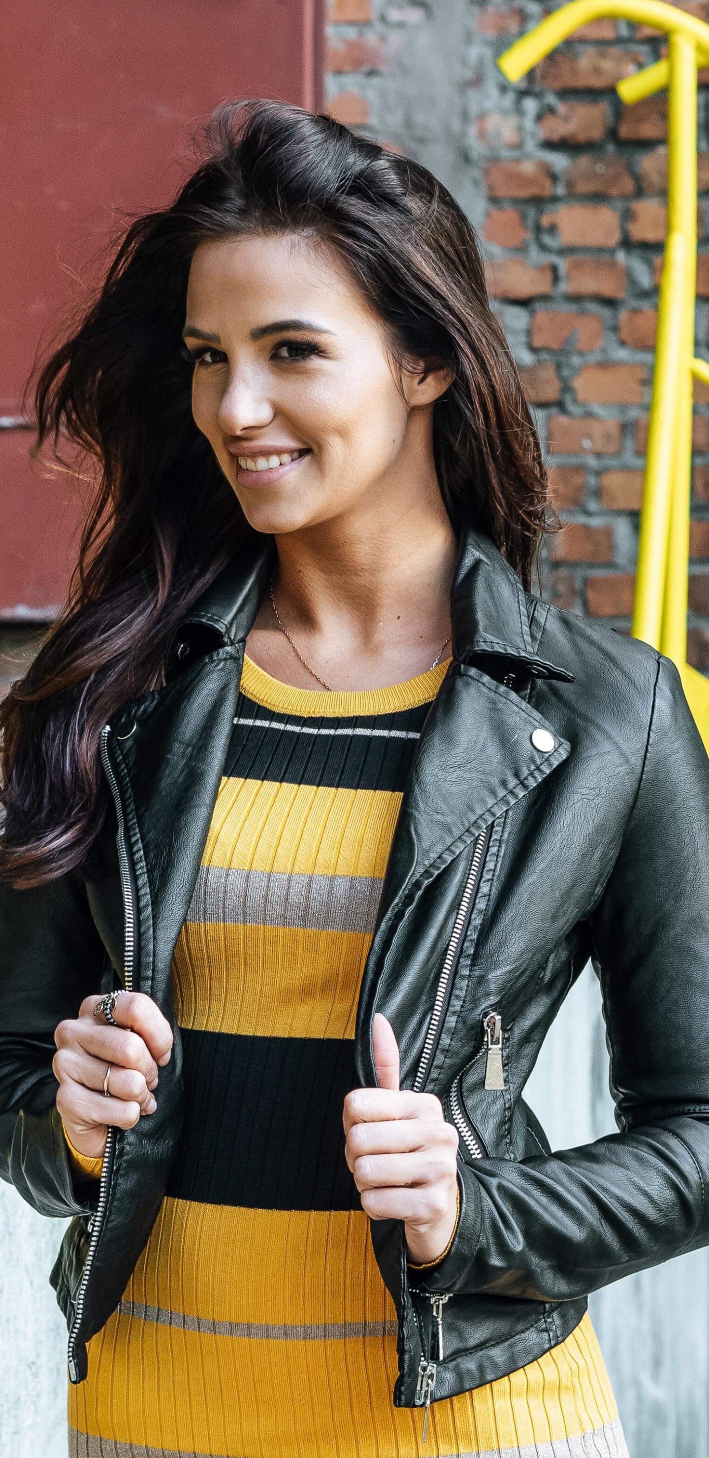 Обои джинсы, желтый, уличная мода, одежда, куртка в разрешении 1440x2960