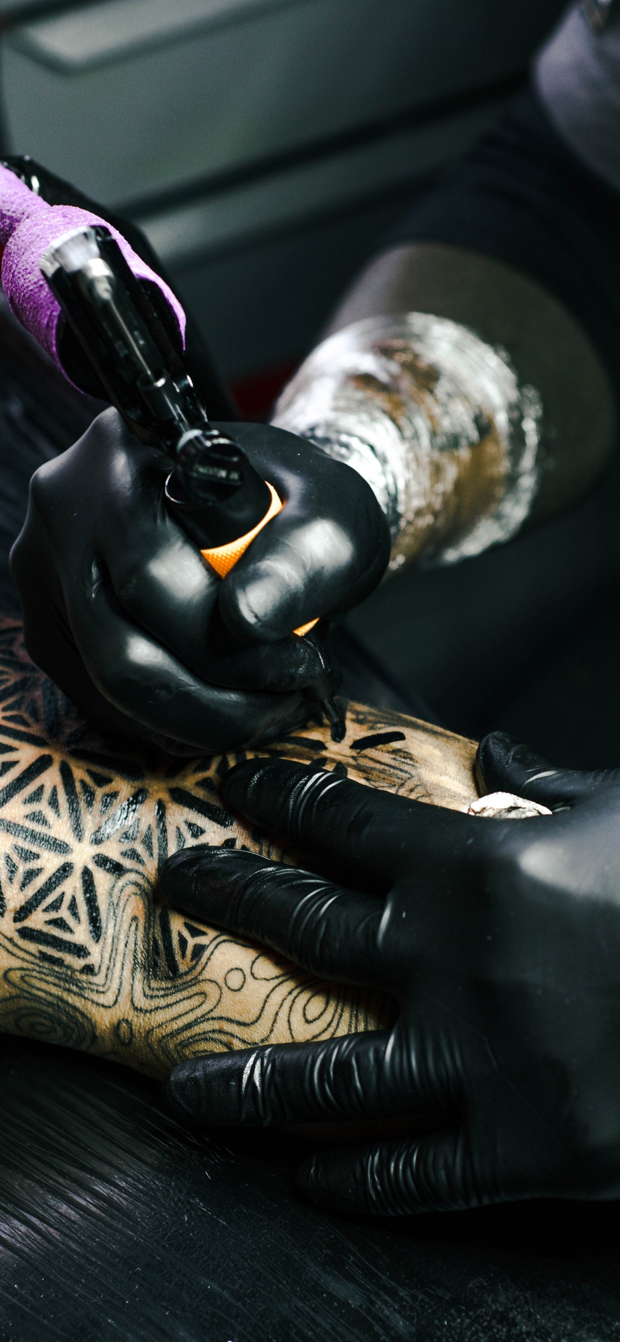 Обои тату, татуировщик, обувь, ткань, башмак в разрешении 1242x2688