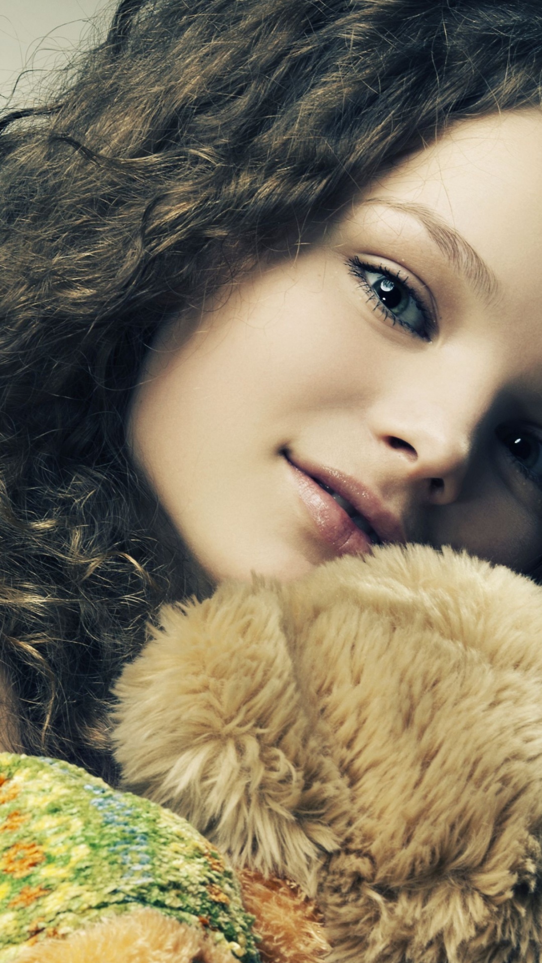 Обои девушка, плюшевый мишка, мягкая игрушка, кожа, губа в разрешении 1080x1920