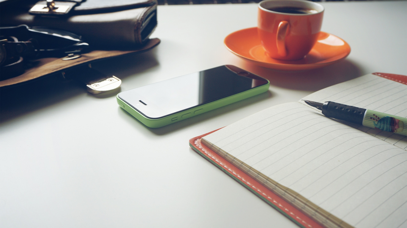 Обои ноутбук, таблица, ткань, кофейная чашка, электронное устройство в разрешении 1366x768