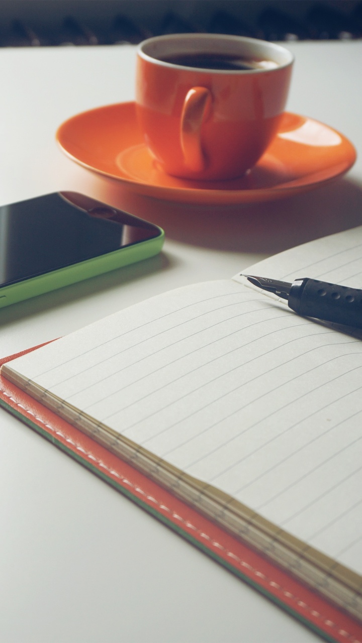 Обои ноутбук, таблица, ткань, кофейная чашка, электронное устройство в разрешении 720x1280