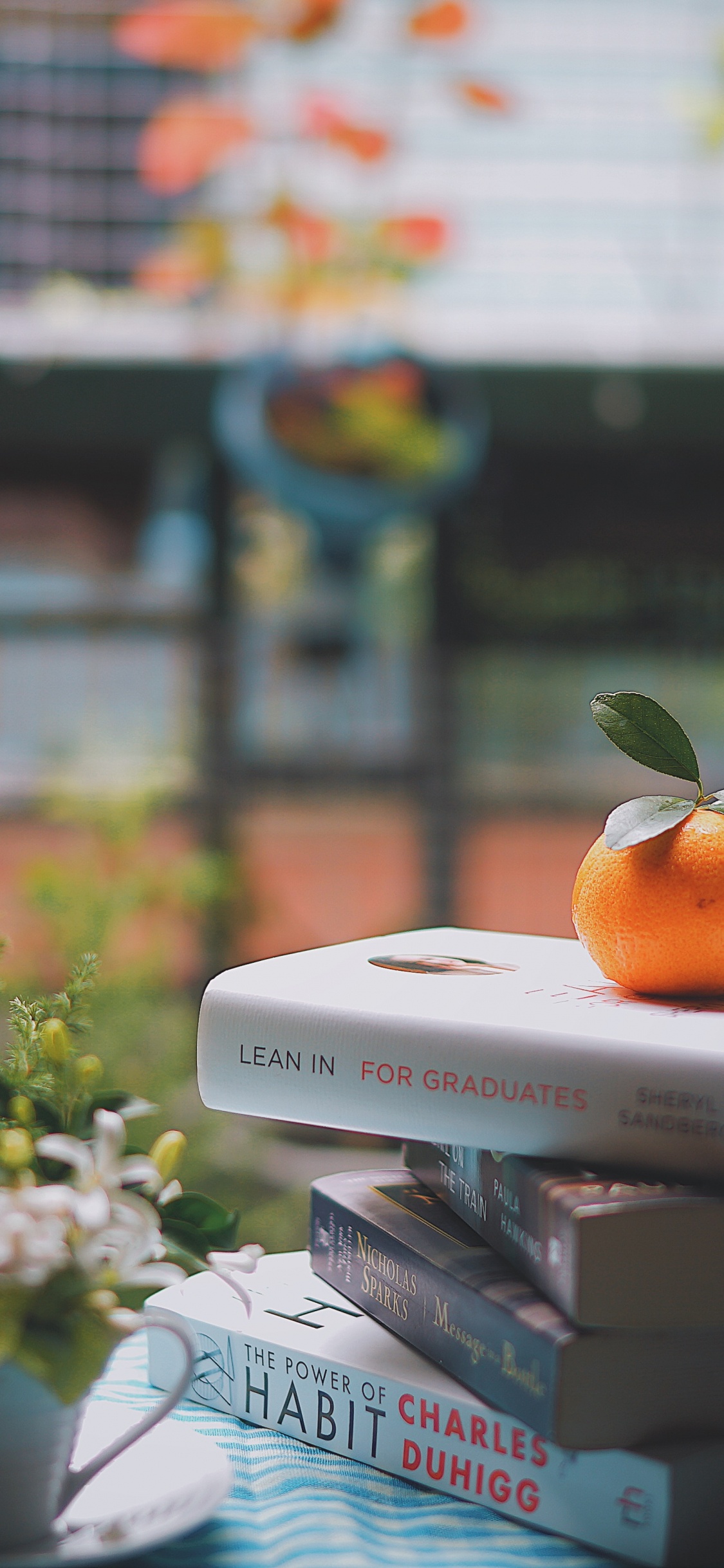 Обои книга, чтение, таблица, Апельсин, комната в разрешении 1125x2436