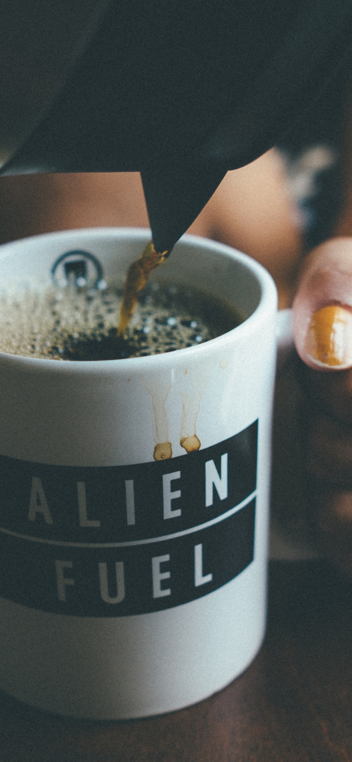 Обои кофе, кофейная чашка, палец, кружка, рука в разрешении 1125x2436