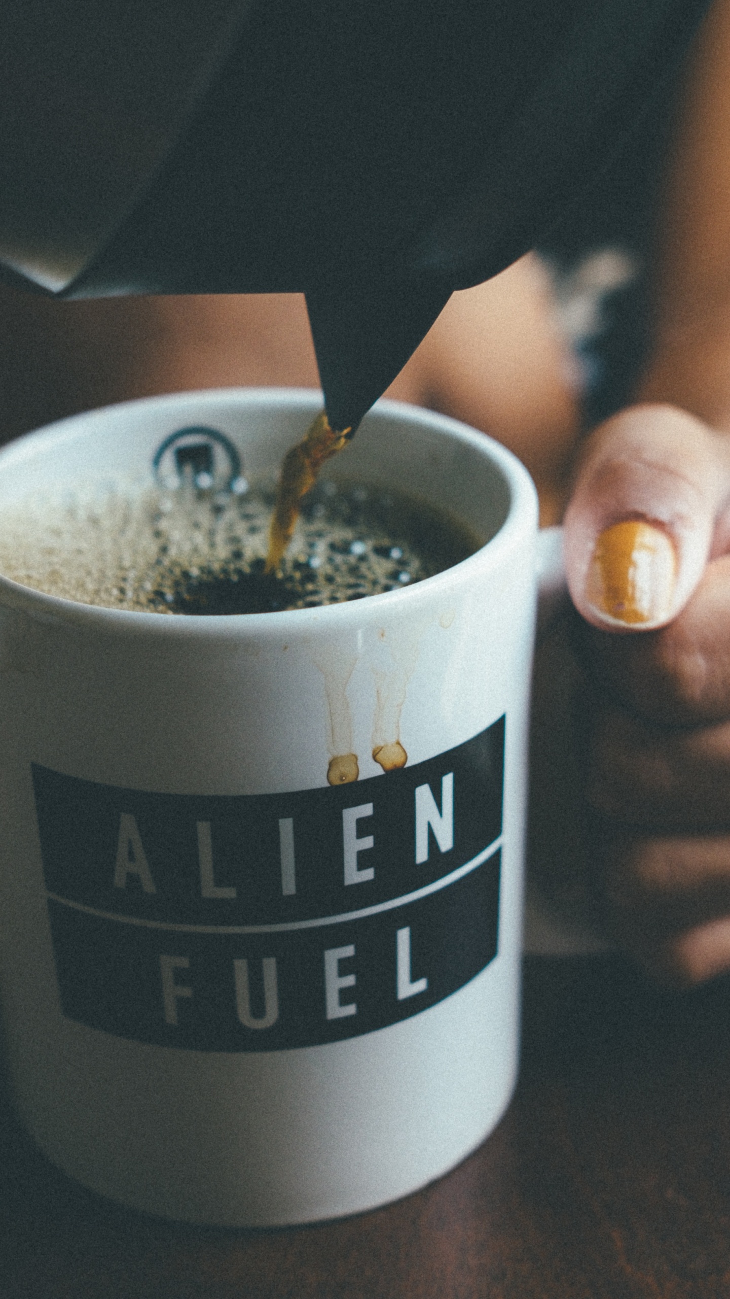 Обои кофе, кофейная чашка, палец, кружка, рука в разрешении 1440x2560