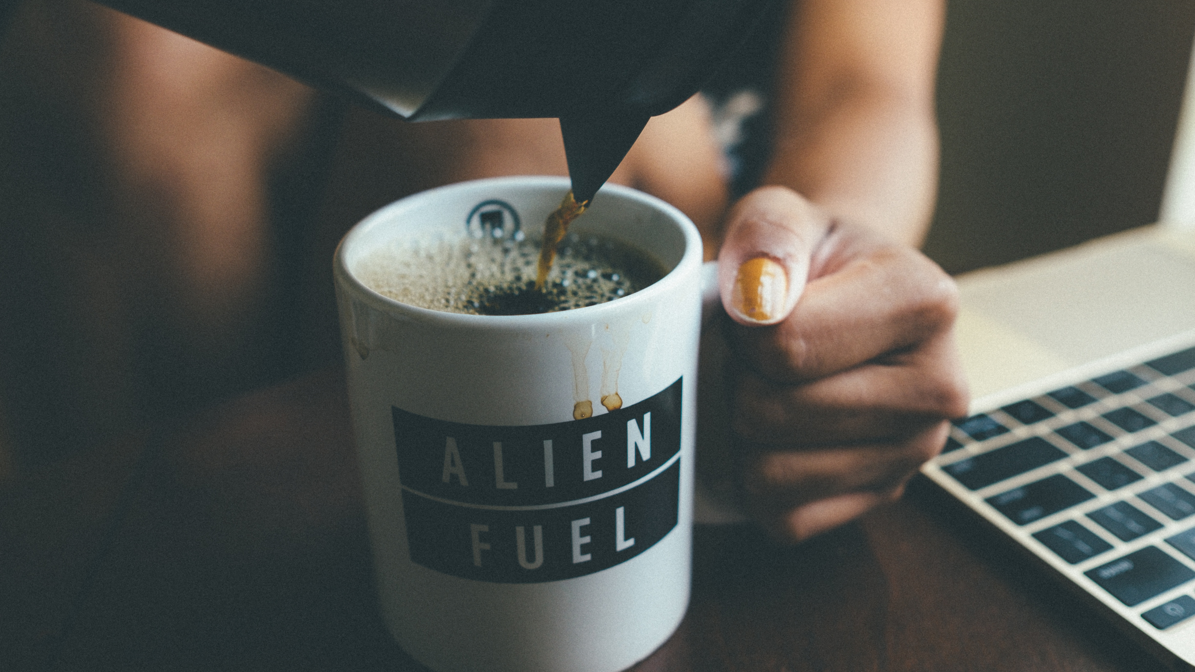 Обои кофе, кофейная чашка, палец, кружка, рука в разрешении 3840x2160