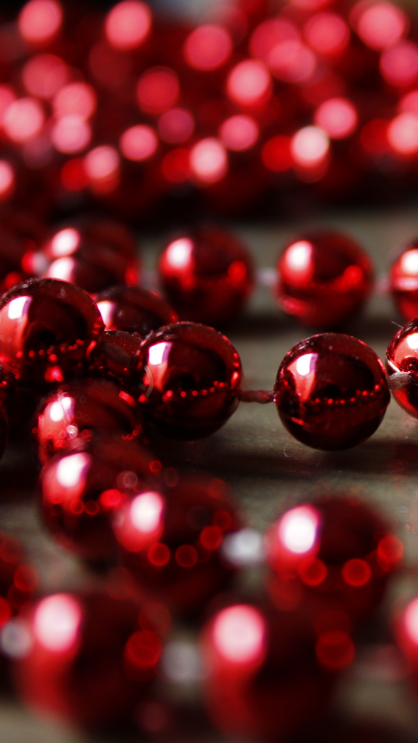 Обои шарик, красный цвет, свет, освещение, модный аксессуар в разрешении 1440x2560