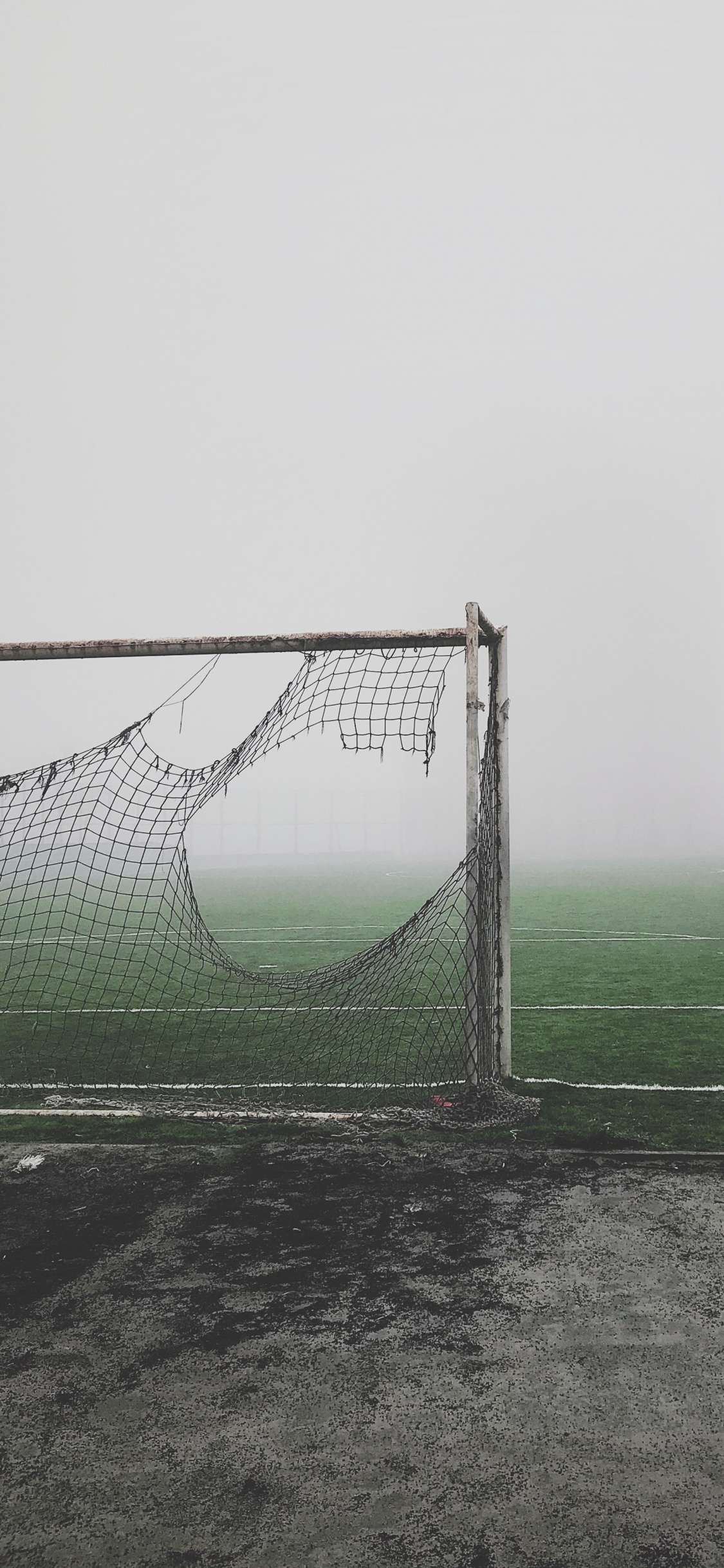 Обои цель, мяч, дымка, туман, футбольный в разрешении 1125x2436