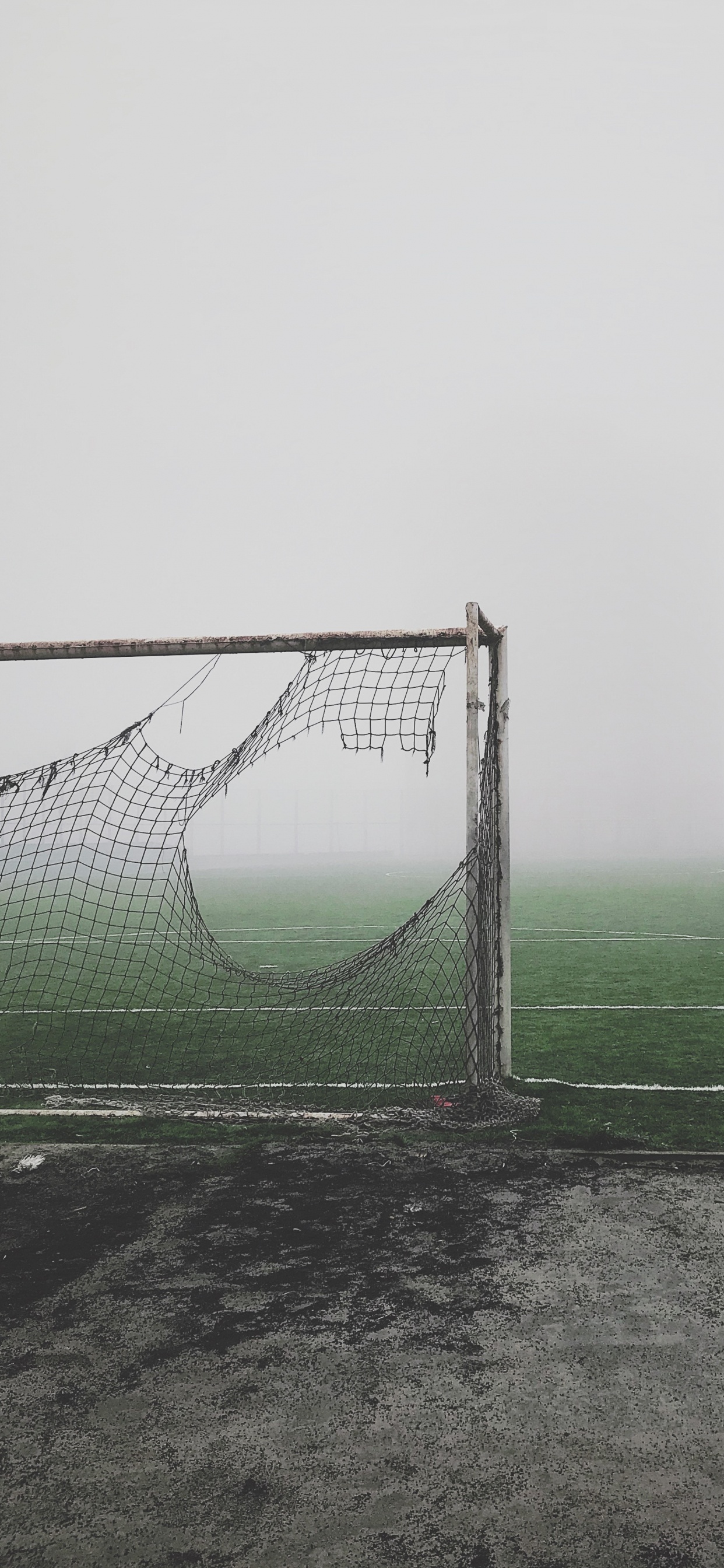 Обои цель, мяч, дымка, туман, футбольный в разрешении 1242x2688