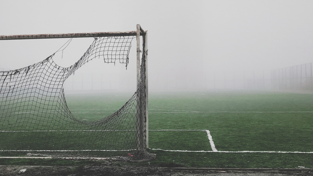 Обои цель, мяч, дымка, туман, футбольный в разрешении 1280x720