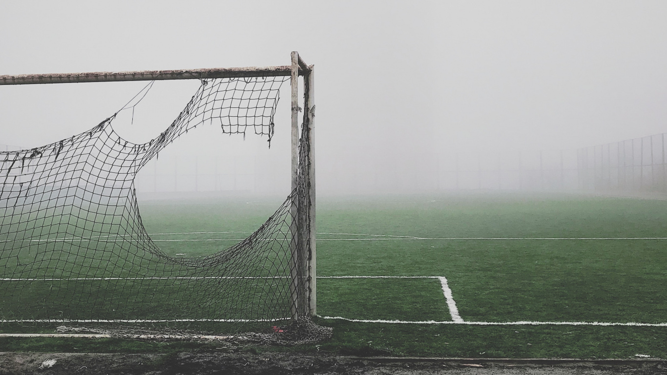 Обои цель, мяч, дымка, туман, футбольный в разрешении 1366x768