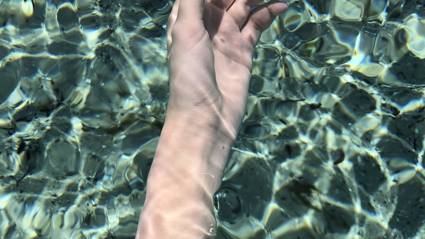 Обои вода, водоем, природа, человек, нога в разрешении 1366x768