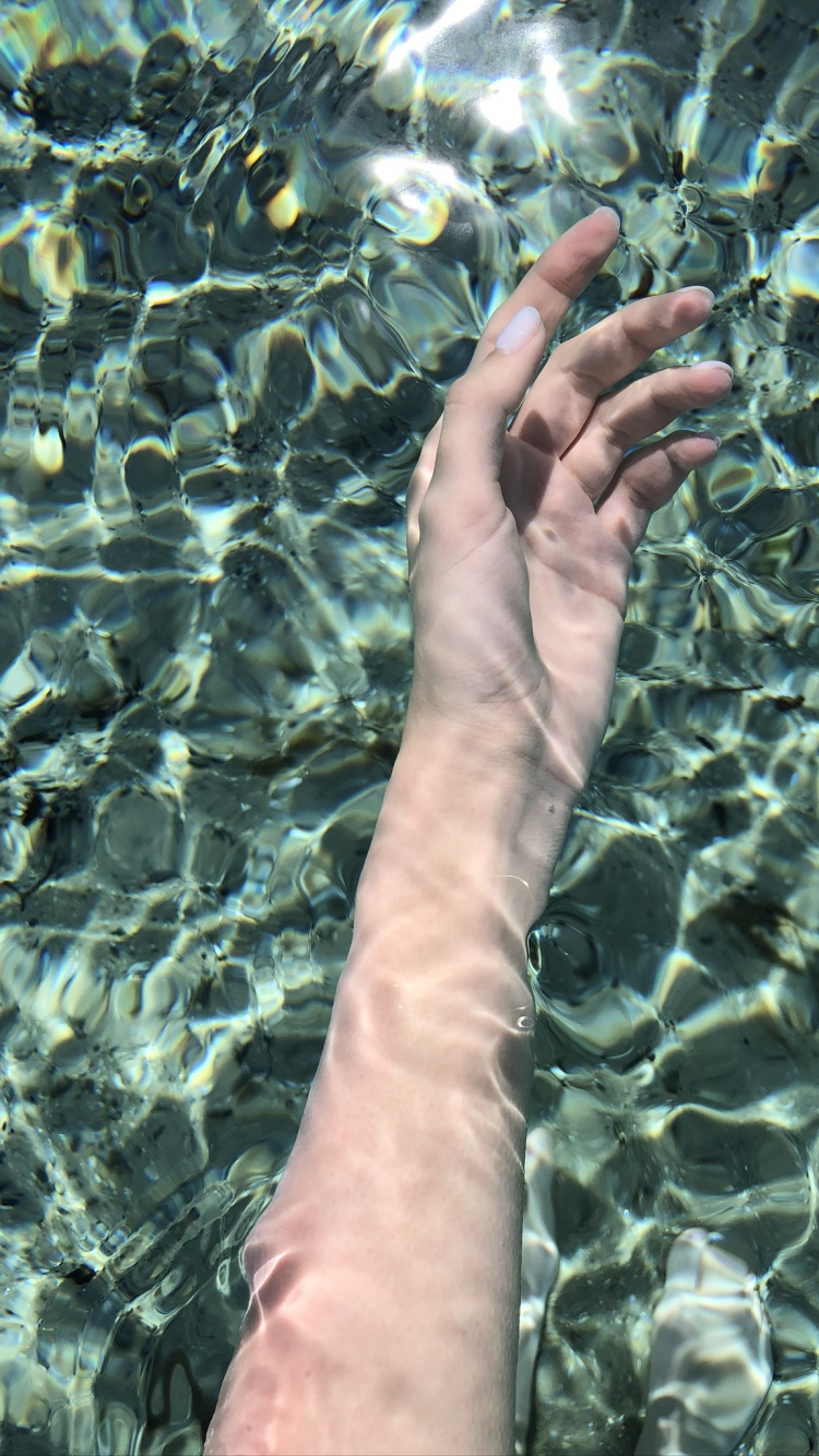 Обои вода, водоем, природа, человек, нога в разрешении 750x1334