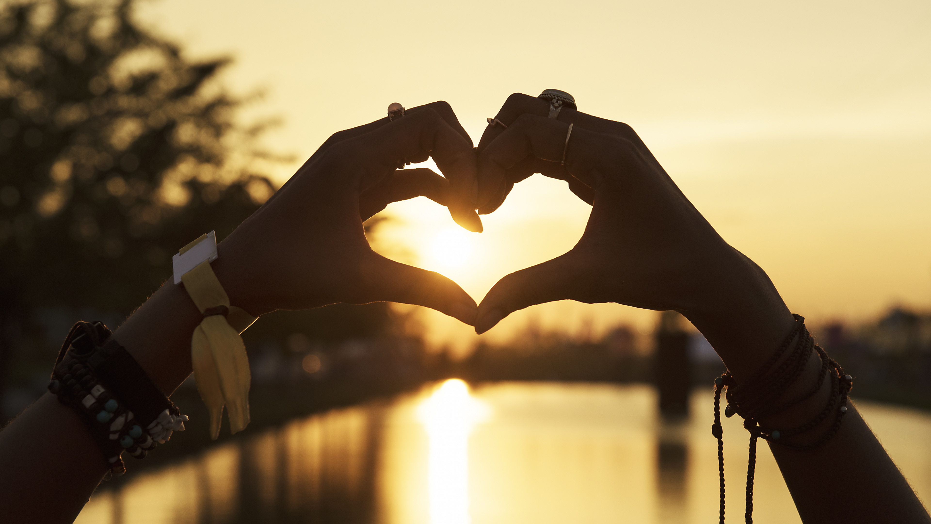 Обои Рука сердце, сердце, свет, любовь, палец в разрешении 3840x2160