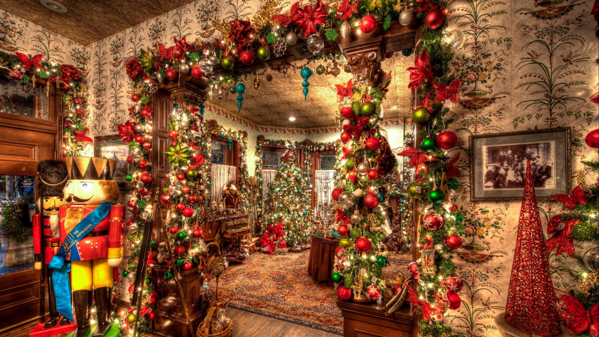 Обои рождественские украшения дома внутри, Рождественский день, Рождественские украшения, елка, Рождественские огни в разрешении 1920x1080