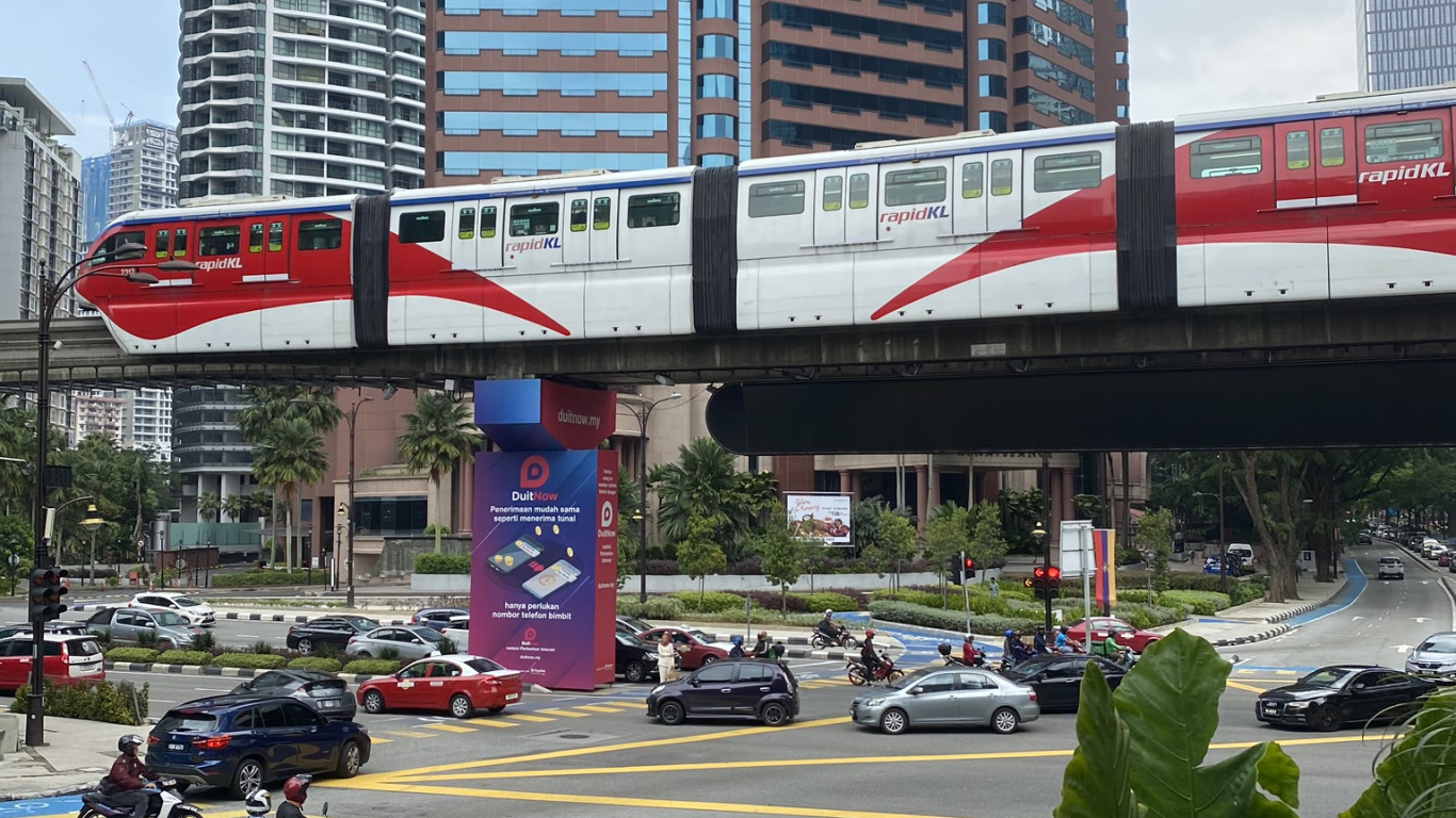 Обои Король, башня, транспорт, метрополия, мотоцикл в разрешении 1366x768