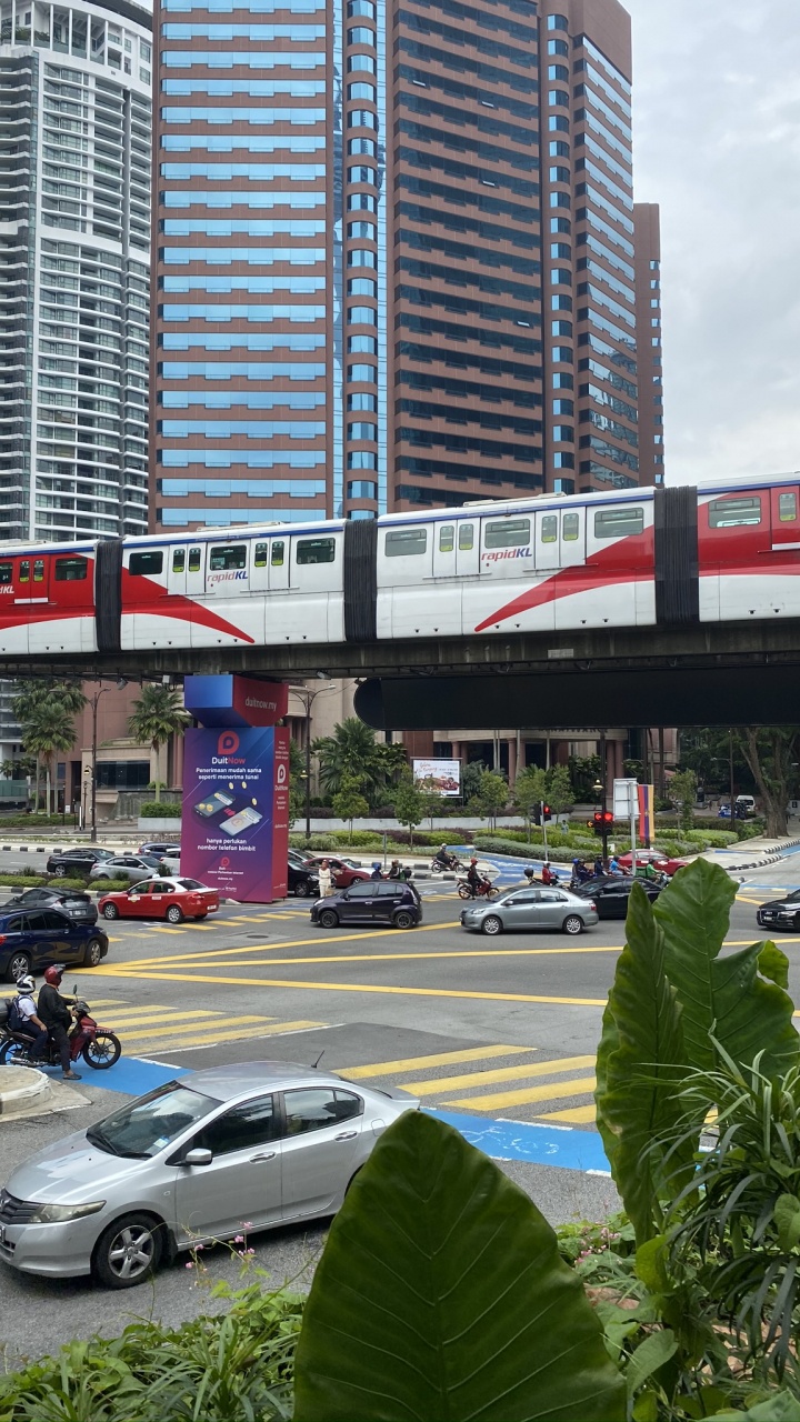 Обои Король, башня, транспорт, метрополия, мотоцикл в разрешении 720x1280