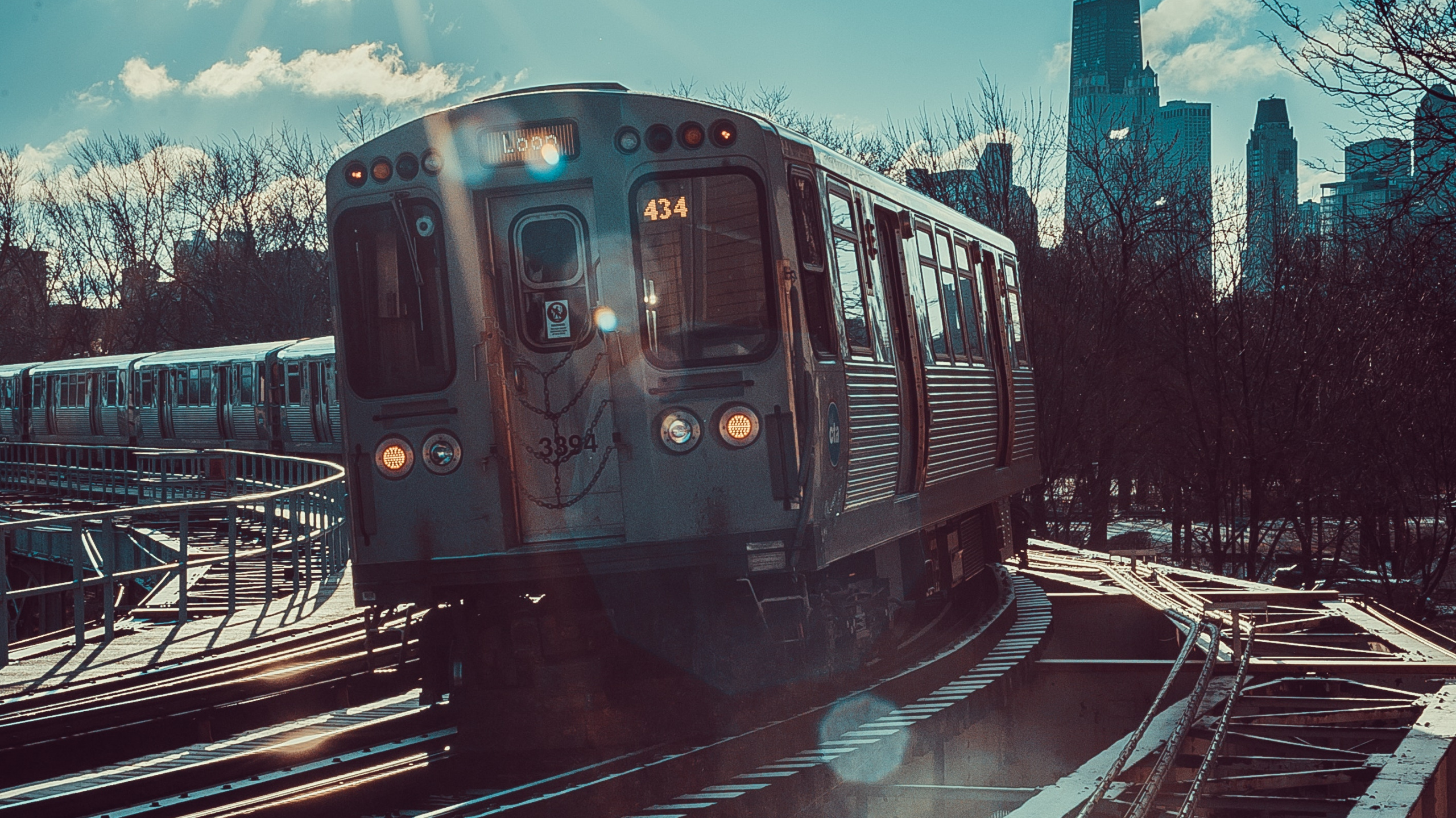 Обои железнодорожный транспорт, поезд, транспорт, городской район, город в разрешении 2560x1440