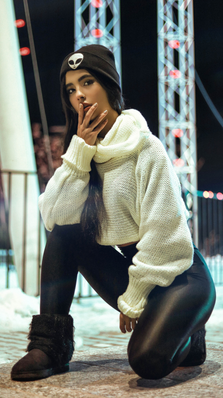 Обои модный аксессуар, фэшн, одежда, нога, уличная мода в разрешении 750x1334