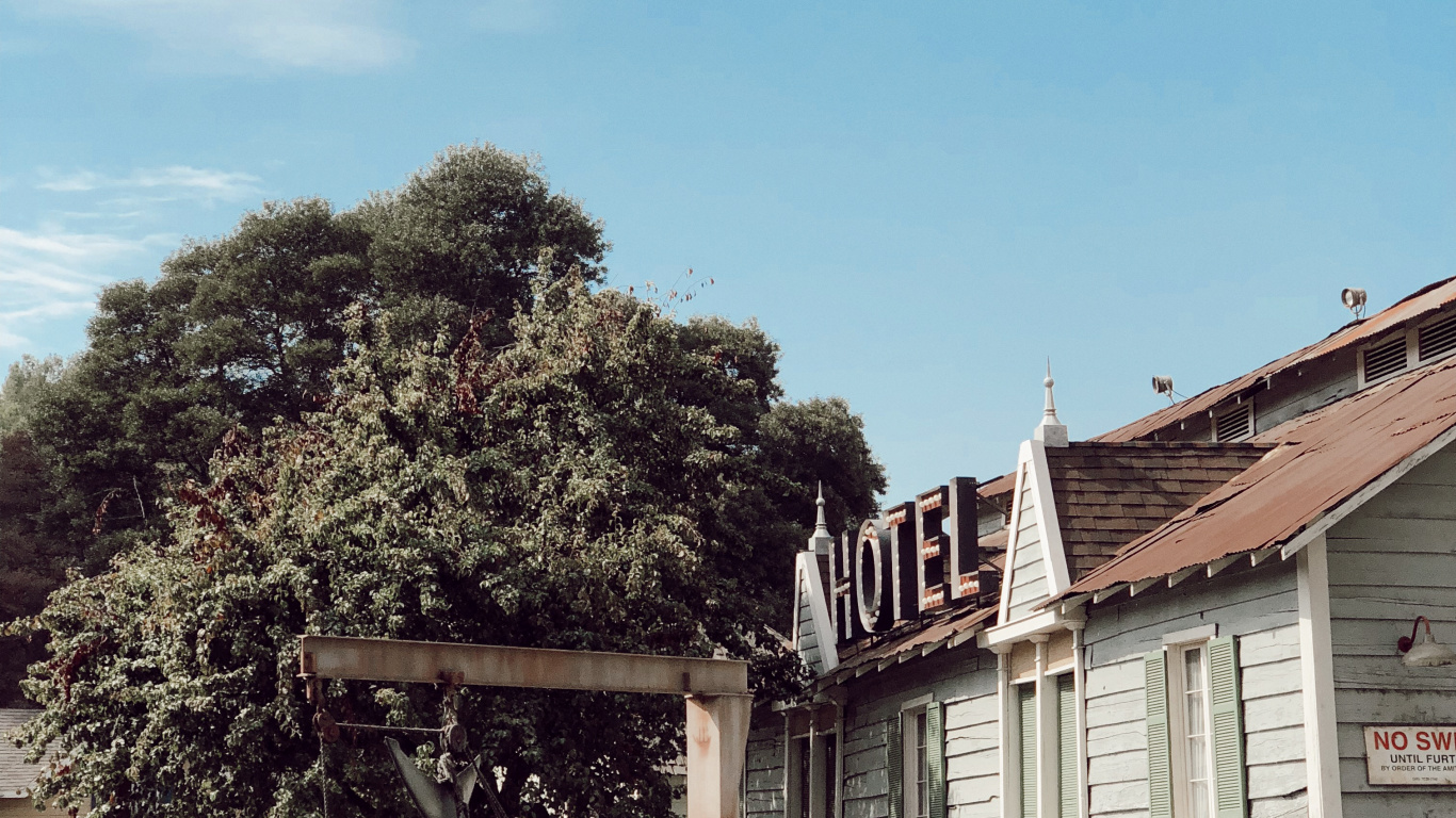 Обои крыша, биология, наука, городок, цветочный горшок в разрешении 1366x768