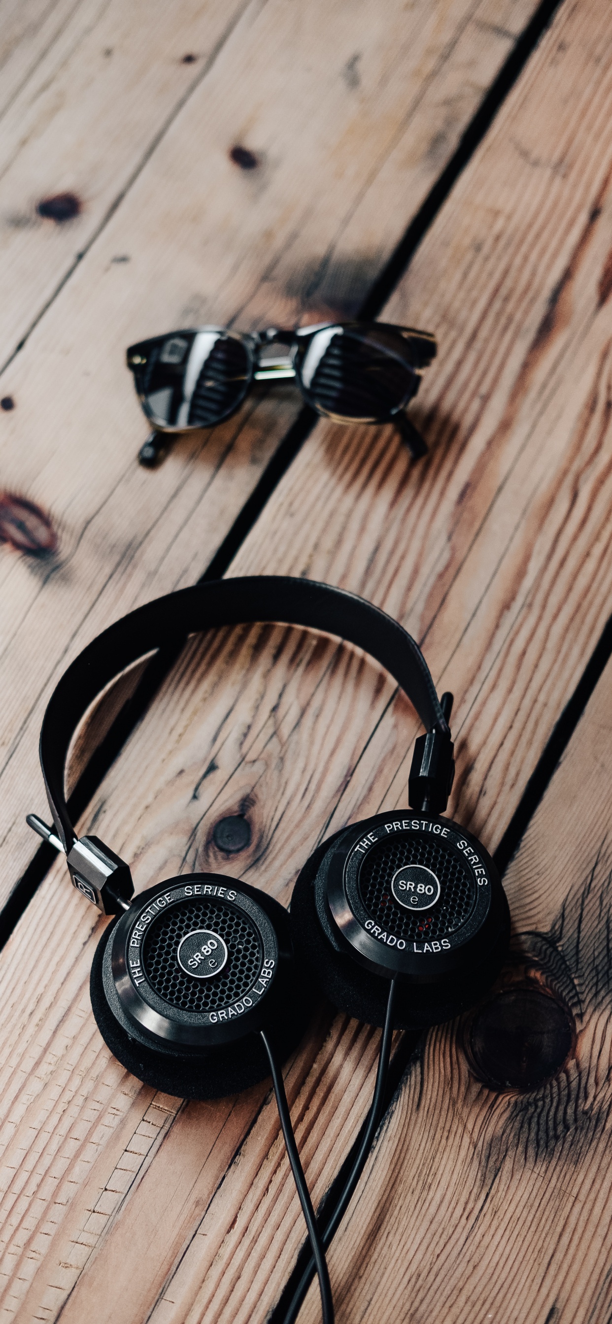 Обои наушники, звуковое оборудование, гаджет, технологии, электронное устройство в разрешении 1242x2688