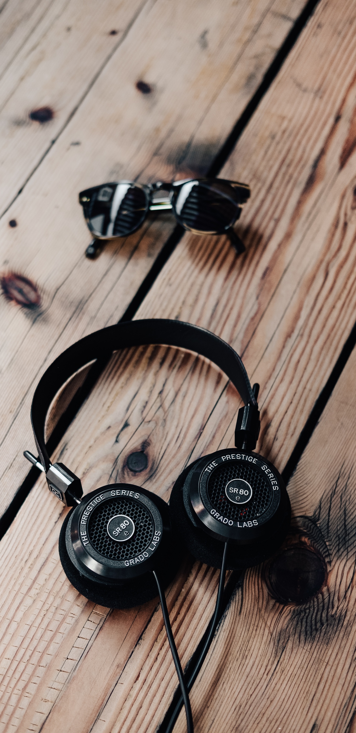 Обои наушники, звуковое оборудование, гаджет, технологии, электронное устройство в разрешении 1440x2960