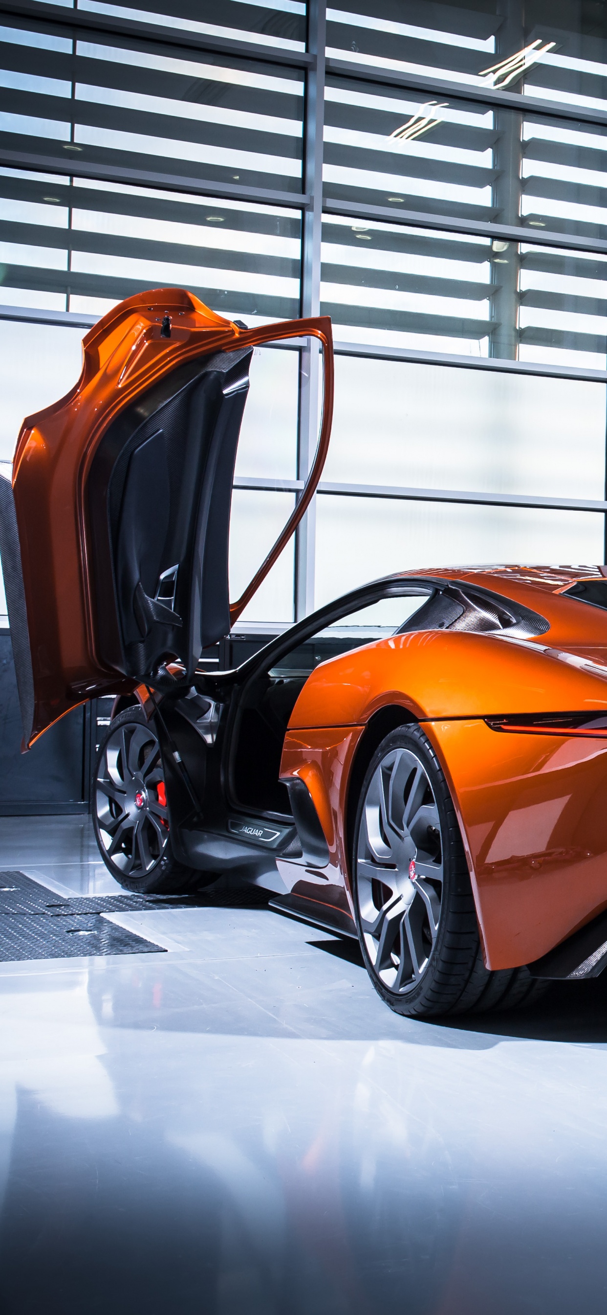 Обои автомобильный экстерьер, Ягуар С-Х75, Ягуар, автомобиль, фильм в разрешении 1242x2688