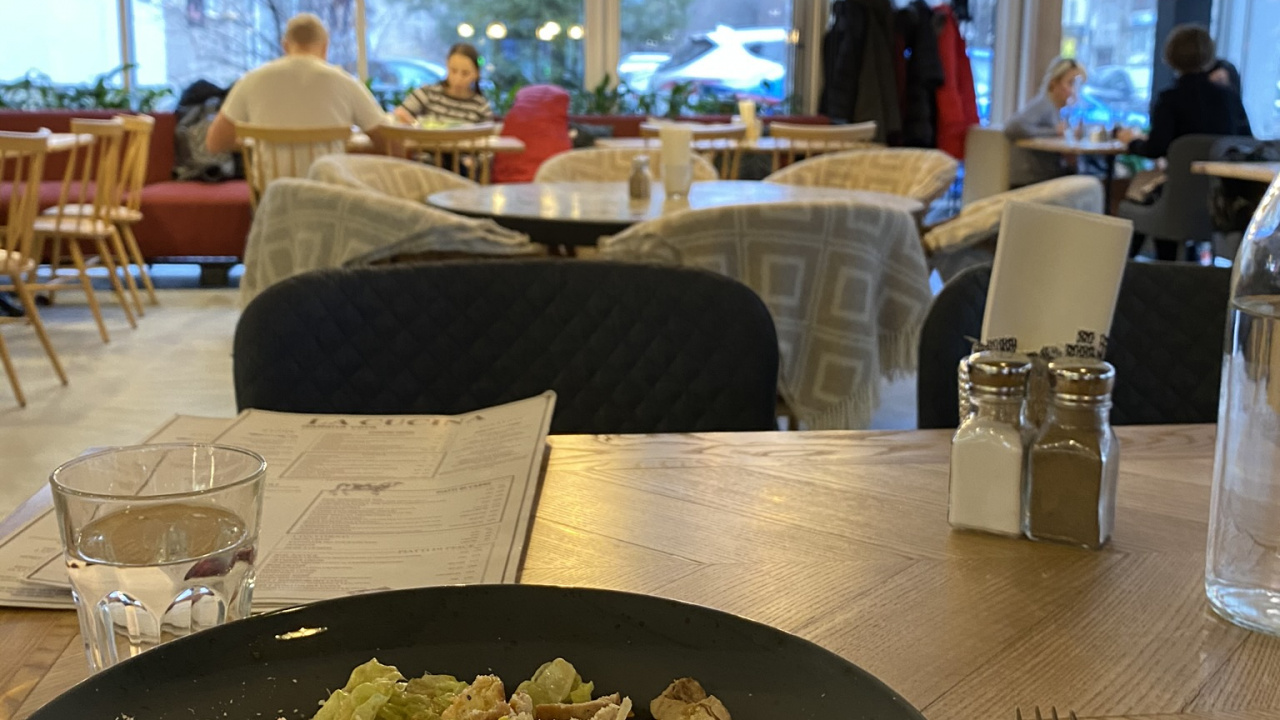 Обои завтрак, поздний завтрак, блюда, освещение, посуда в разрешении 1280x720