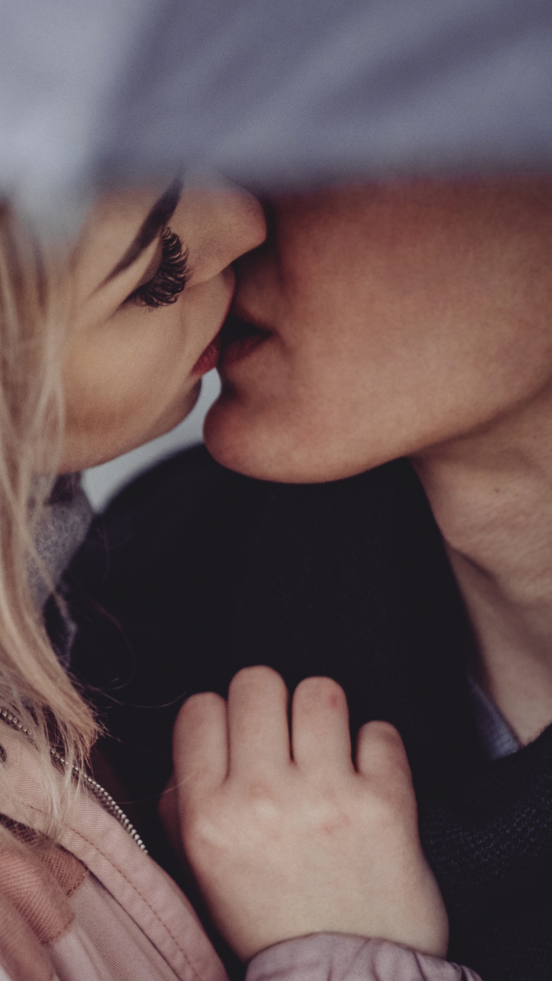 Обои поцелуй, роман, пара, волосы, блондин в разрешении 1080x1920