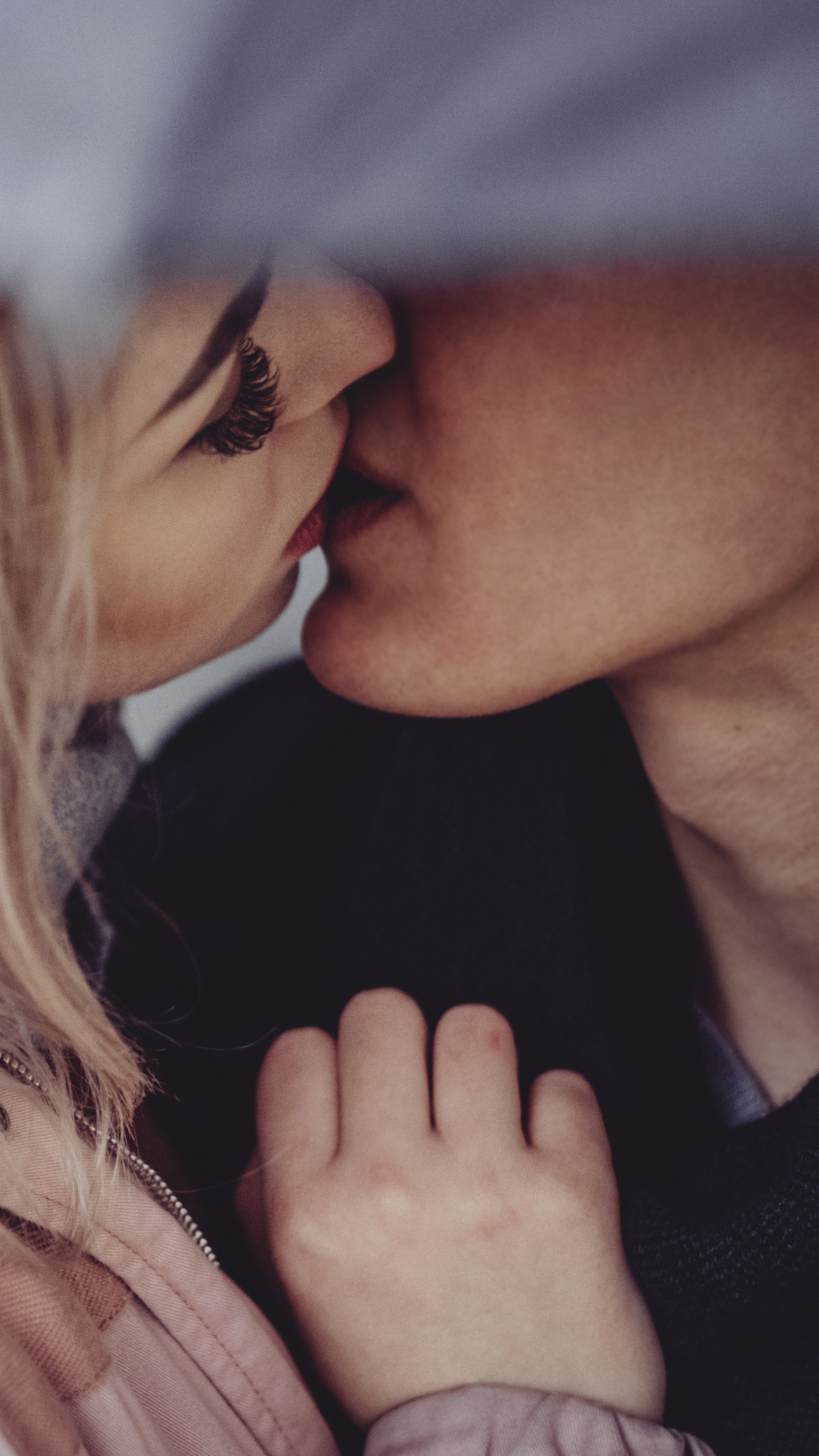 Обои поцелуй, роман, пара, волосы, блондин в разрешении 1440x2560