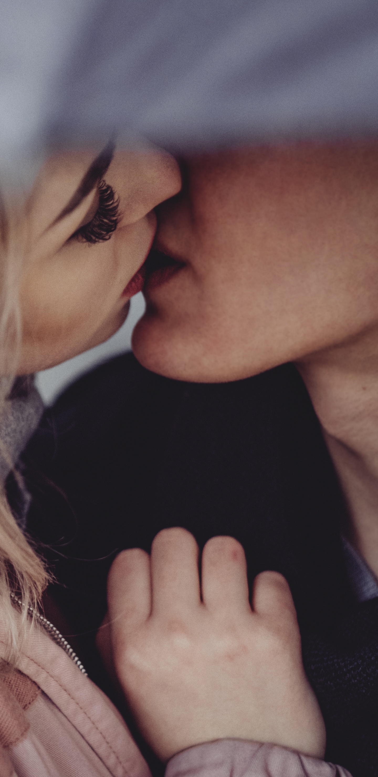 Обои поцелуй, роман, пара, волосы, блондин в разрешении 1440x2960