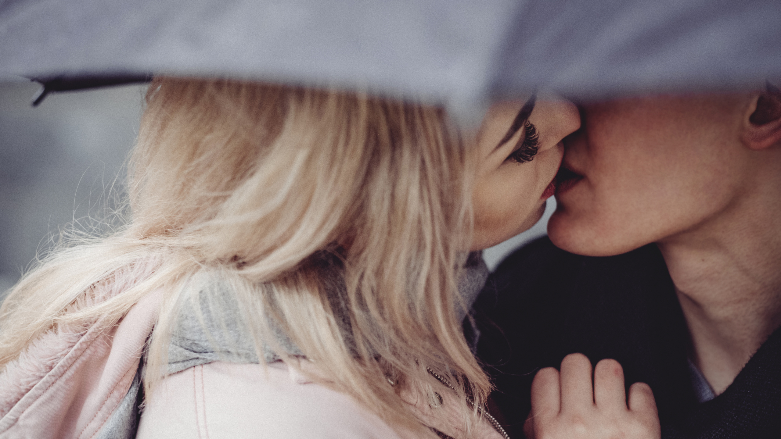 Обои поцелуй, роман, пара, волосы, блондин в разрешении 2560x1440