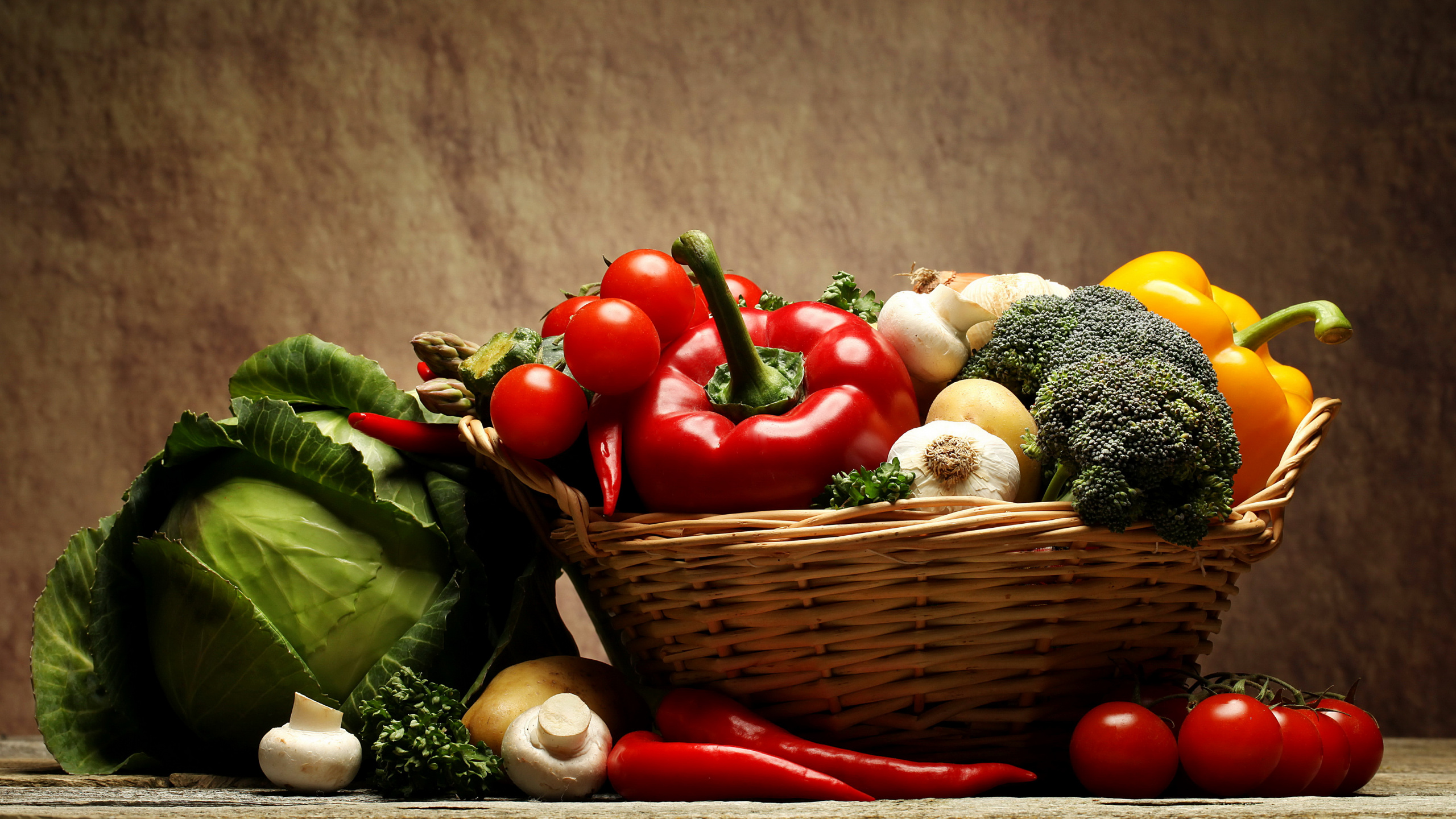 Обои овощ, вегетарианская кухня, природные продукты, натюрморт, пища в разрешении 2560x1440