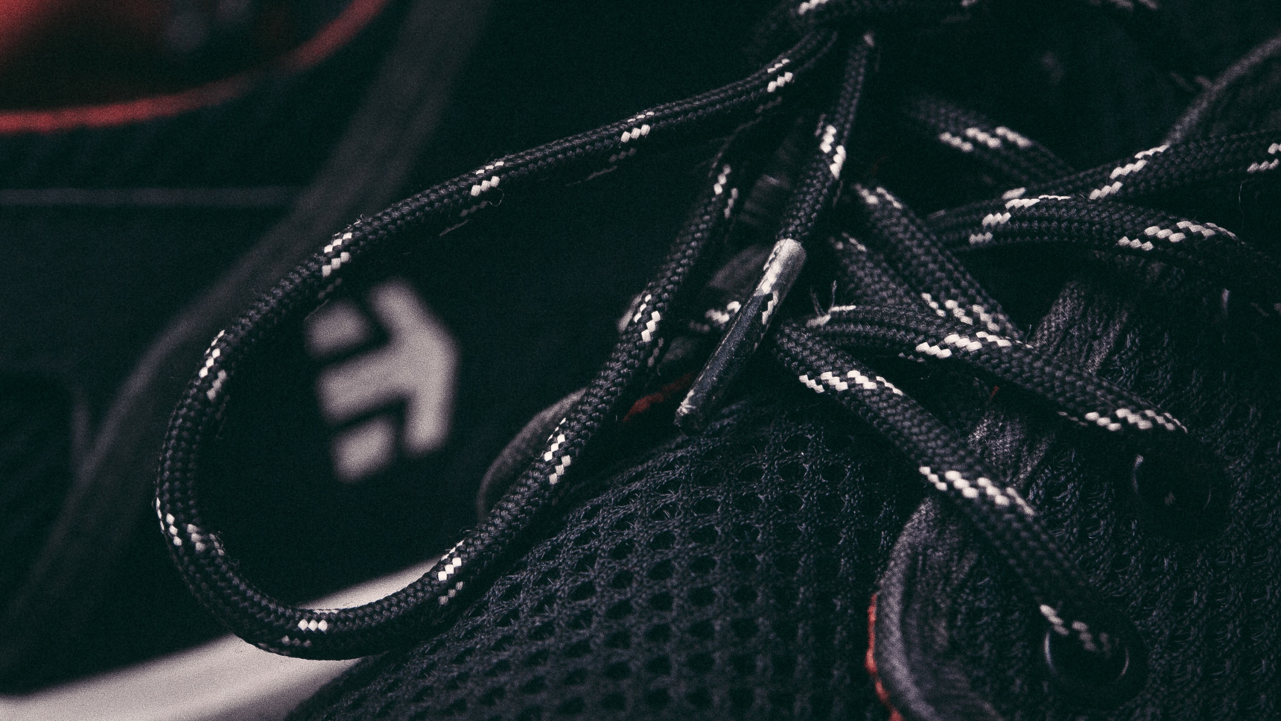 Обои башмак, кеды, шнурки, обувь, черный в разрешении 2560x1440