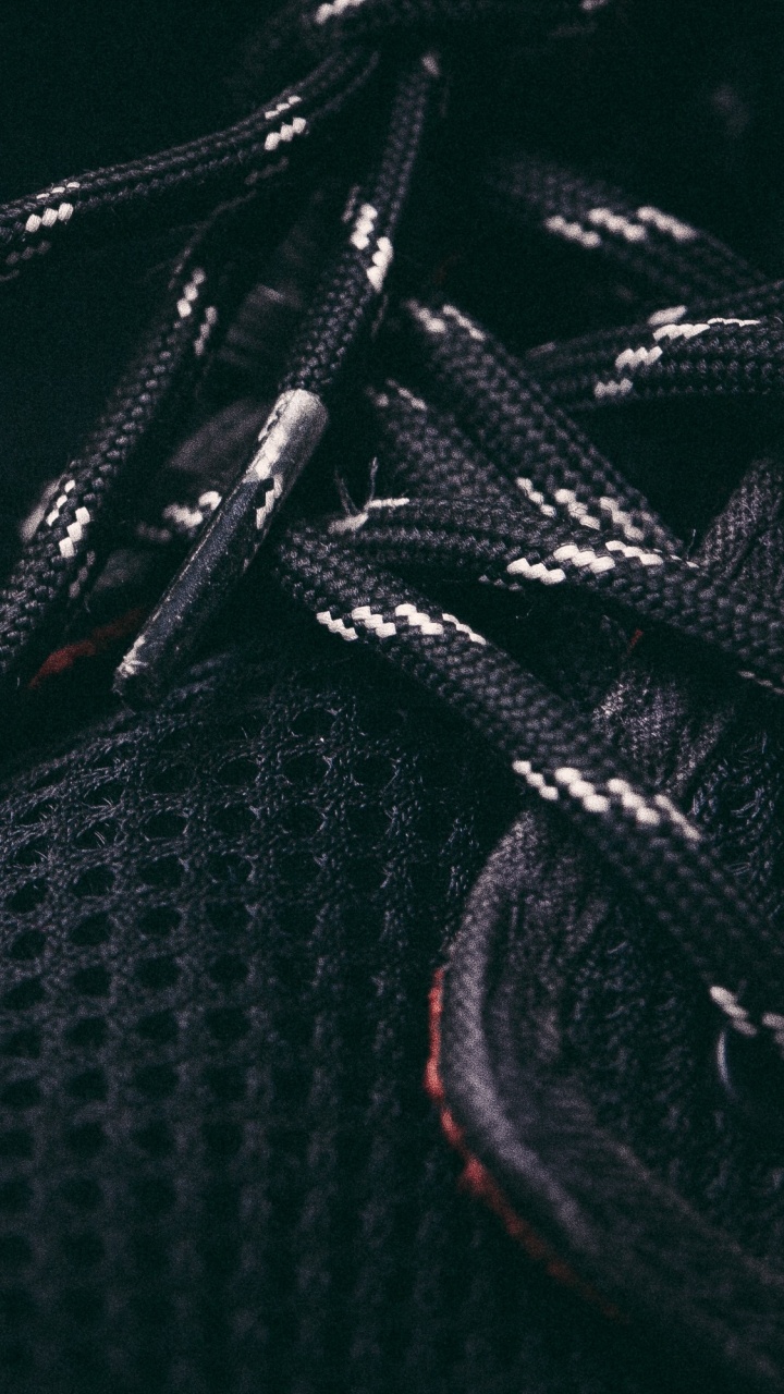 Обои башмак, кеды, шнурки, обувь, черный в разрешении 720x1280