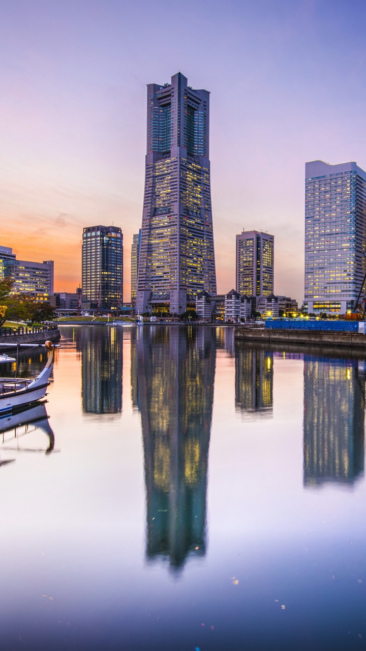 Обои отражение, городской пейзаж, городской район, ориентир, город в разрешении 720x1280