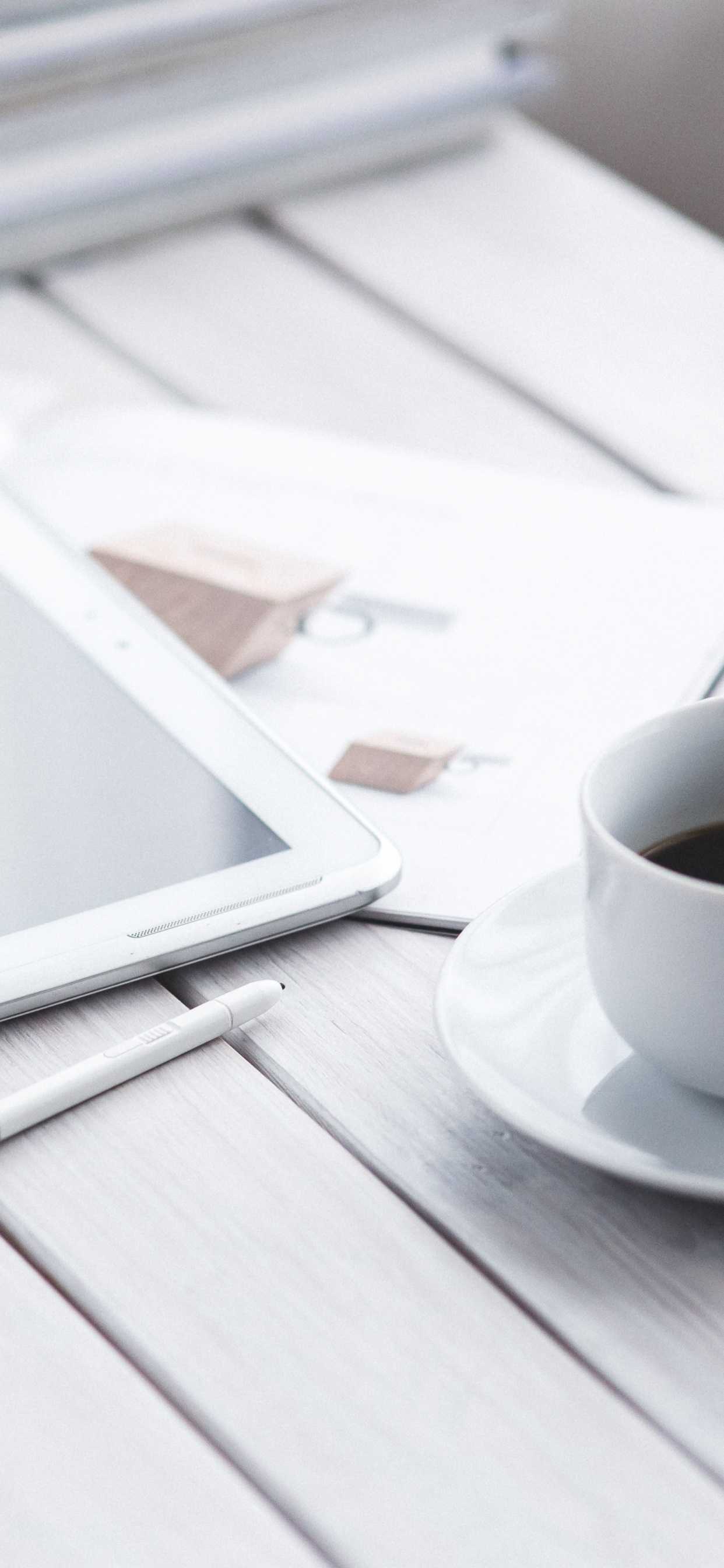 Обои бизнес, чашка, кофейная чашка, таблица, социальные сети в разрешении 1242x2688