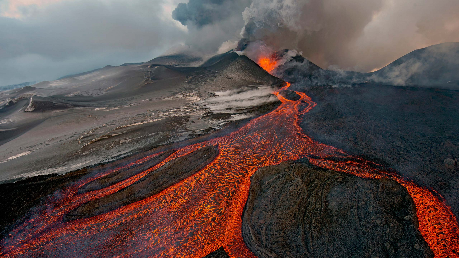 Обои лава, вулкан, щитовой вулкан, вулканического рельефа, вентиляционные щели в разрешении 1920x1080