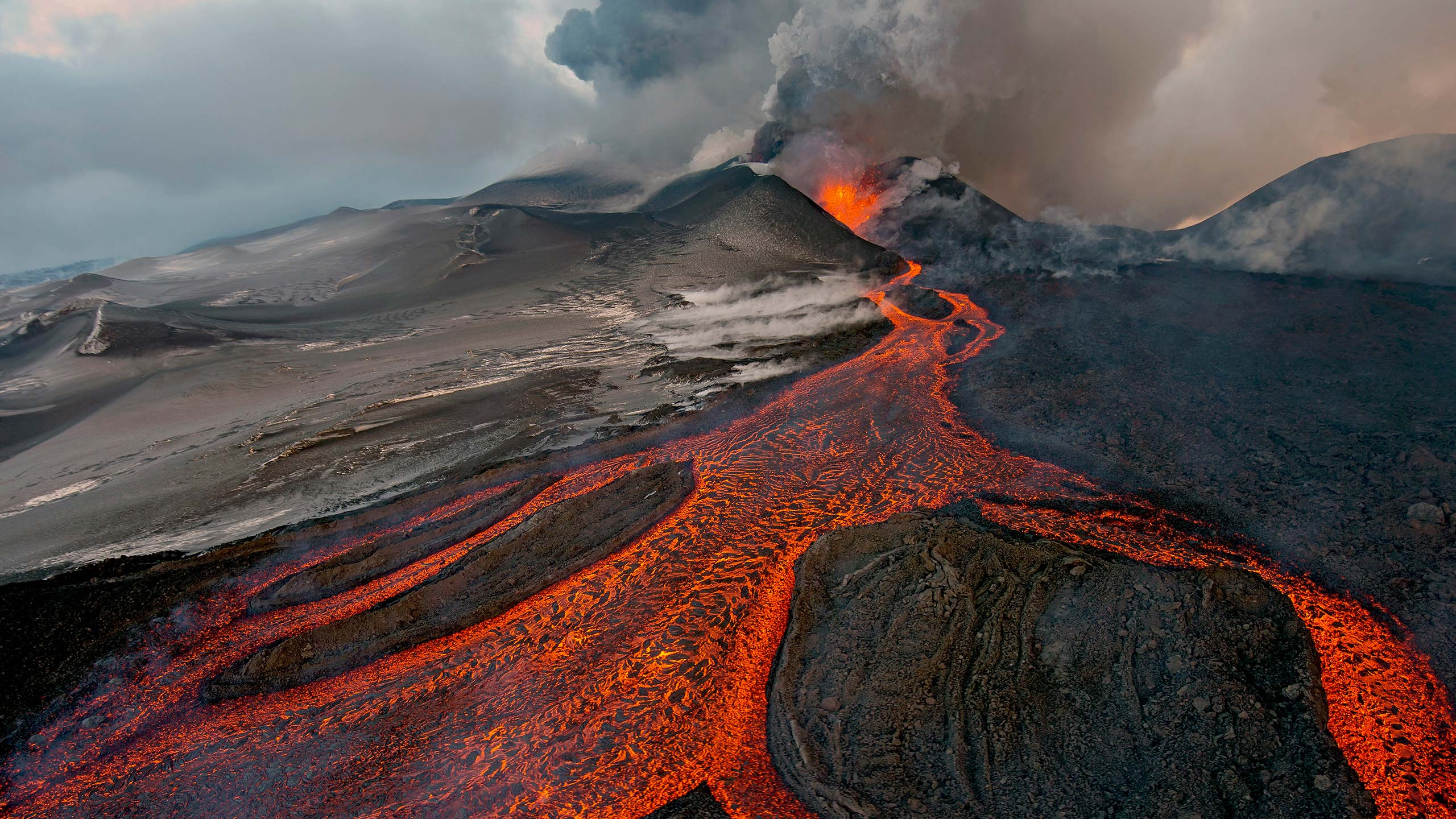 Обои лава, вулкан, щитовой вулкан, вулканического рельефа, вентиляционные щели в разрешении 2560x1440
