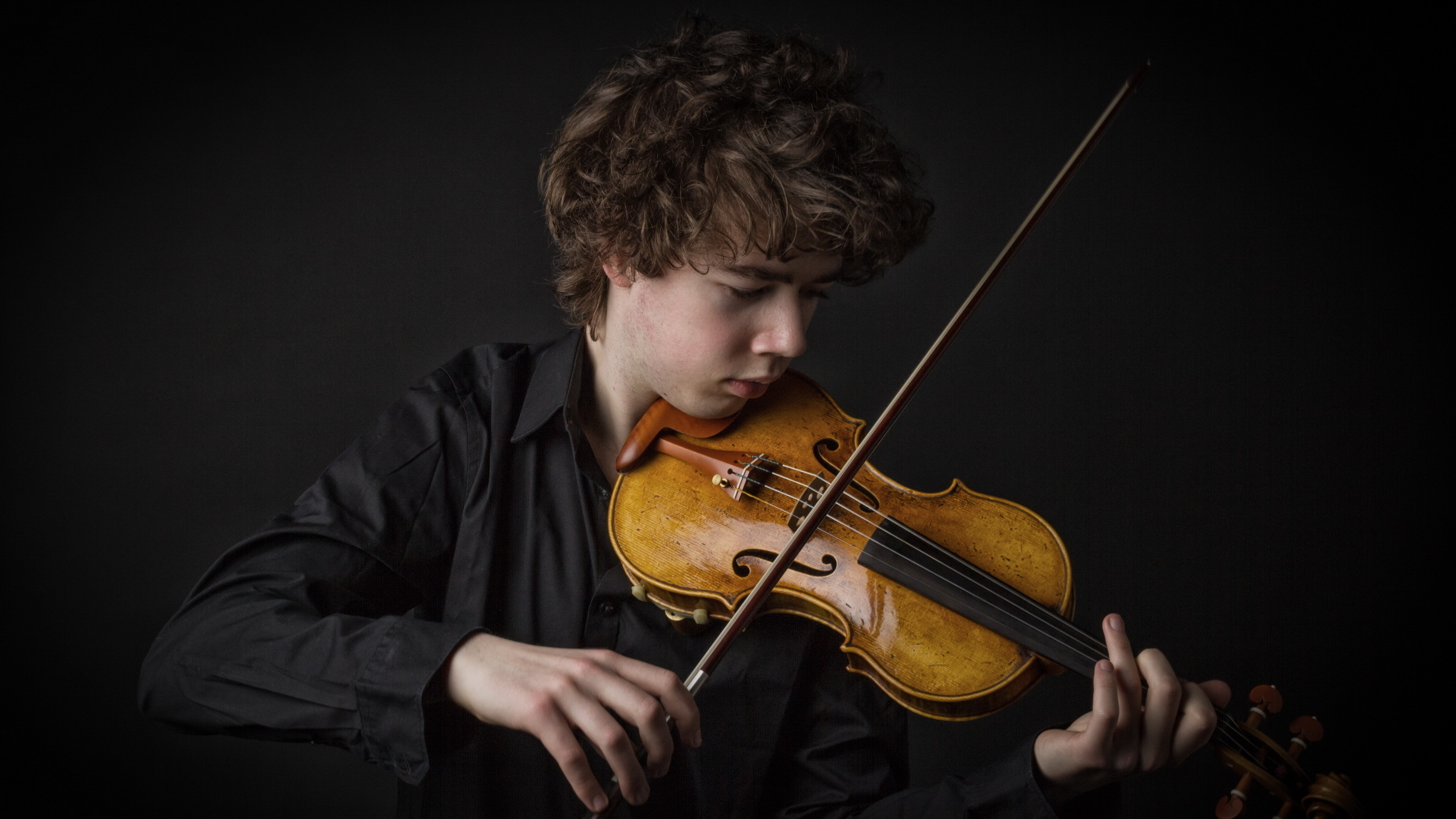 Обои скрипка, скрипач, альтист, музыкальный инструмент, струнный инструмент в разрешении 2560x1440