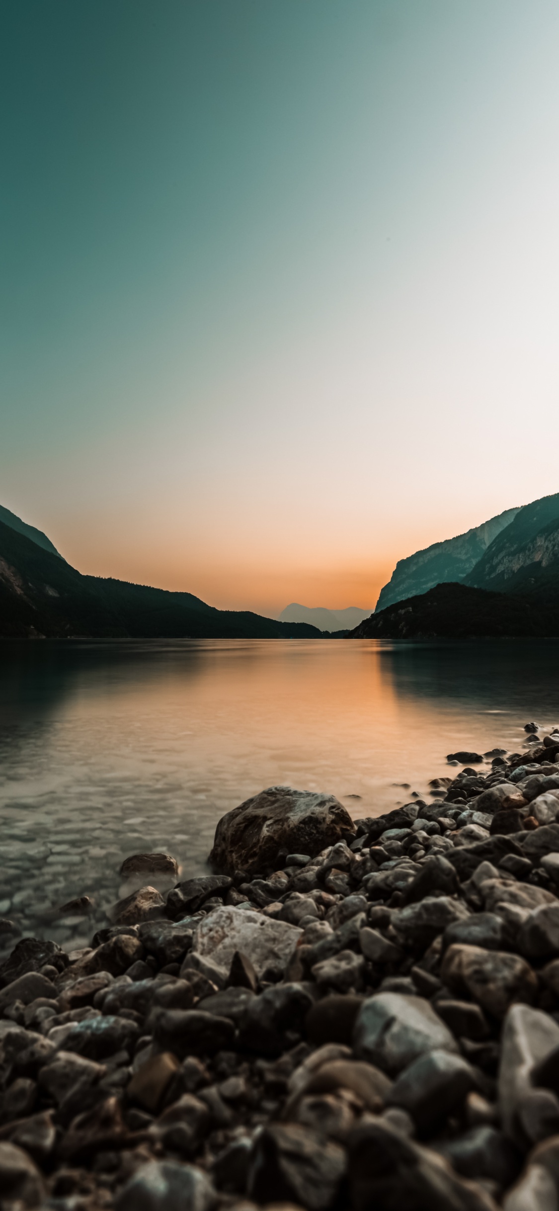 Обои отражение, вода, гидроресурсы, гора, природный ландшафт в разрешении 1125x2436