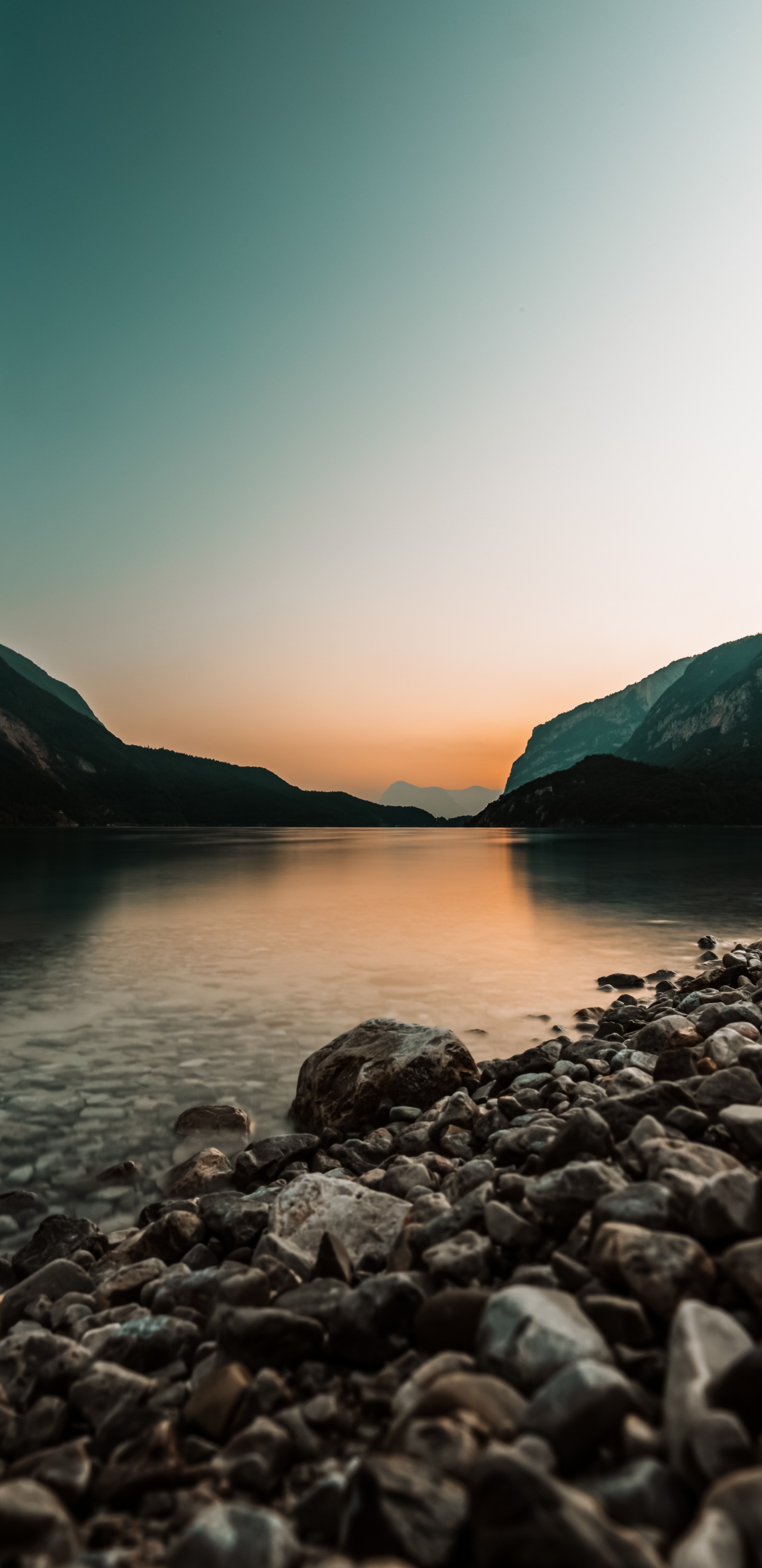 Обои отражение, вода, гидроресурсы, гора, природный ландшафт в разрешении 1440x2960