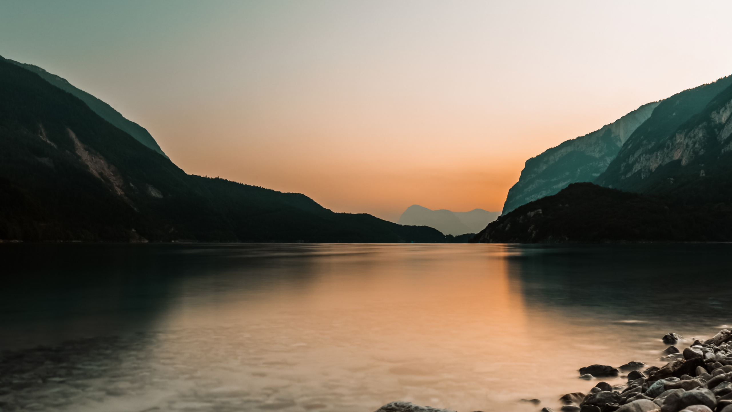 Обои отражение, вода, гидроресурсы, гора, природный ландшафт в разрешении 2560x1440