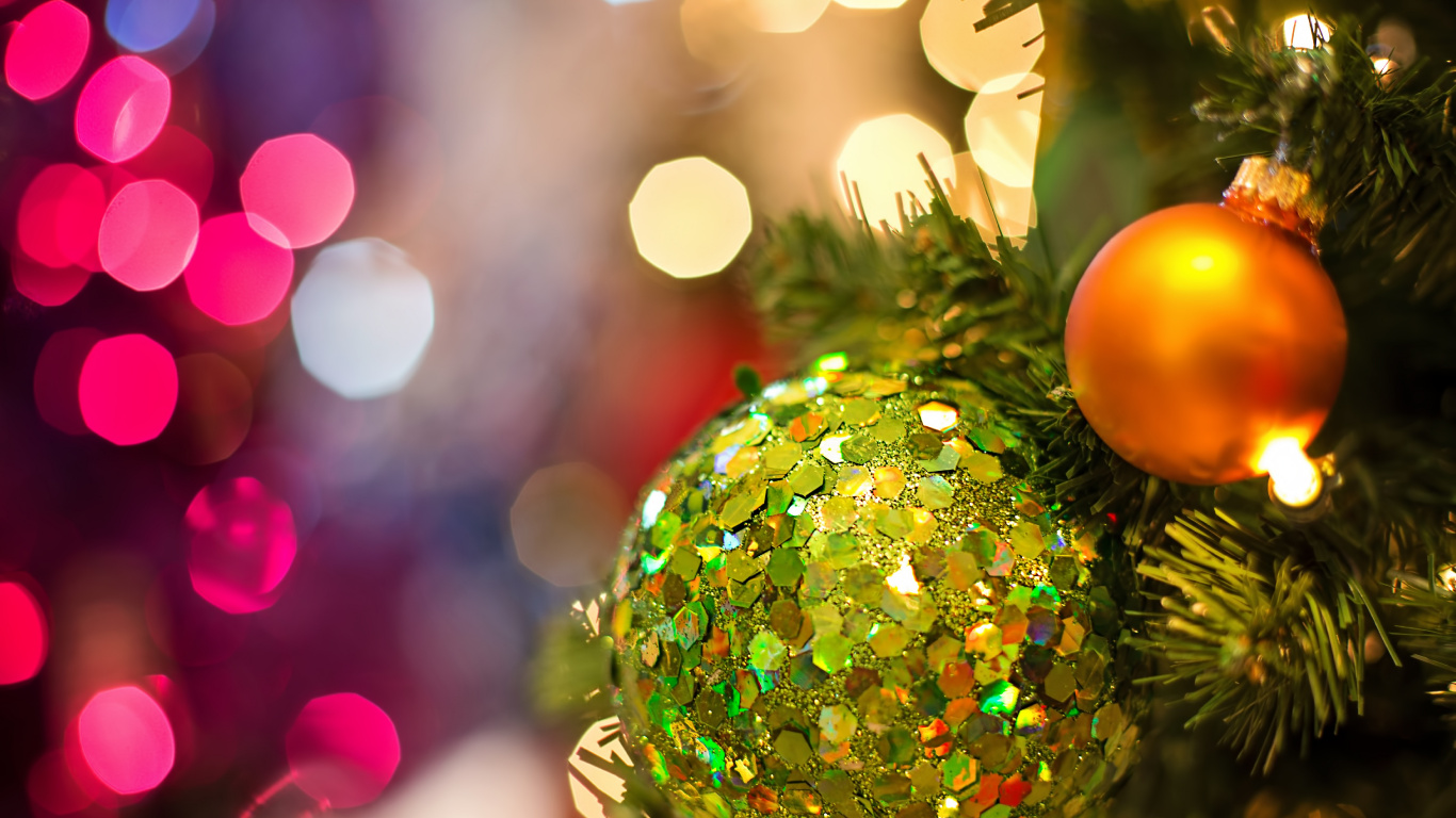 Обои Рождественский день, Рождественские огни, рождественский орнамент, Рождество, дерево в разрешении 1366x768