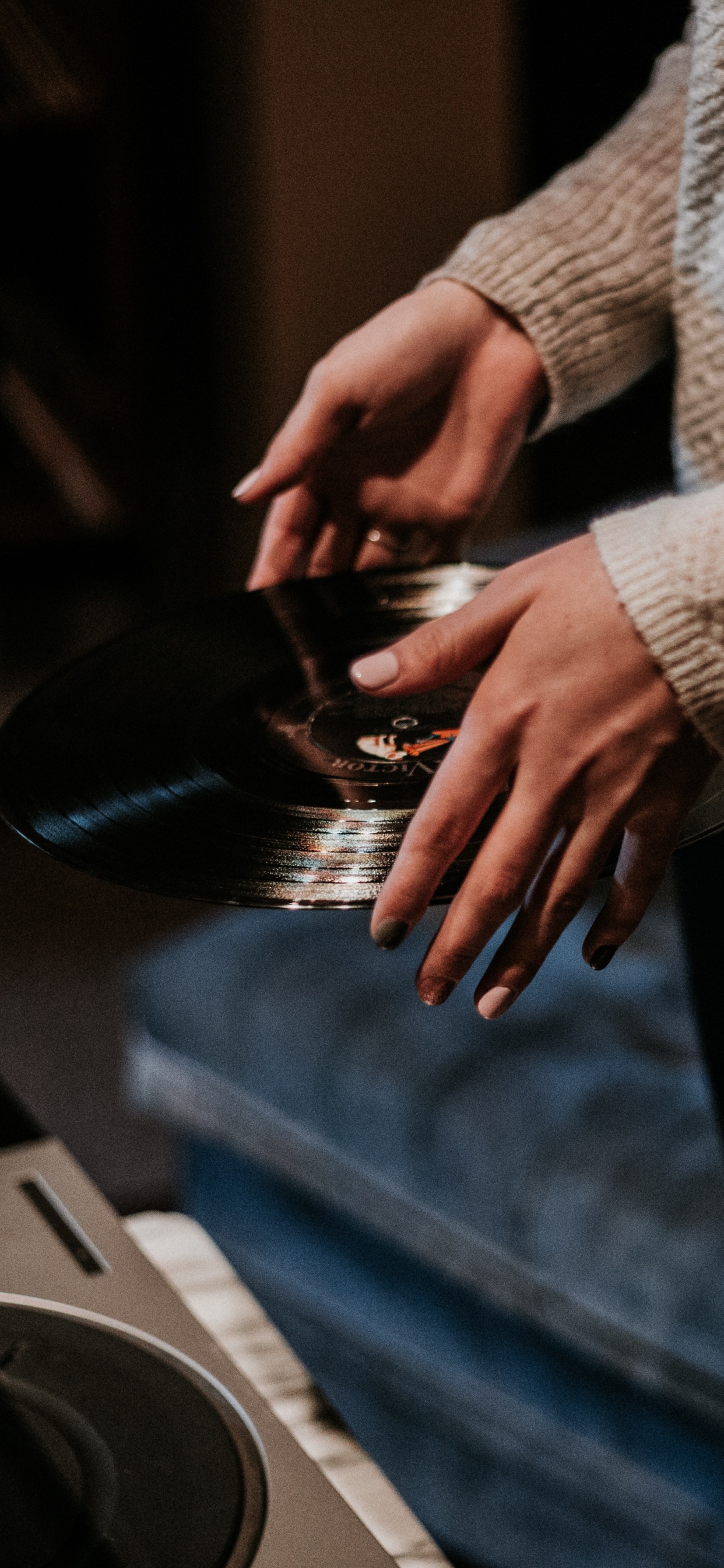 Обои музыка, электронное устройство, мех, Представление, День Музыкального Магазина в разрешении 1242x2688