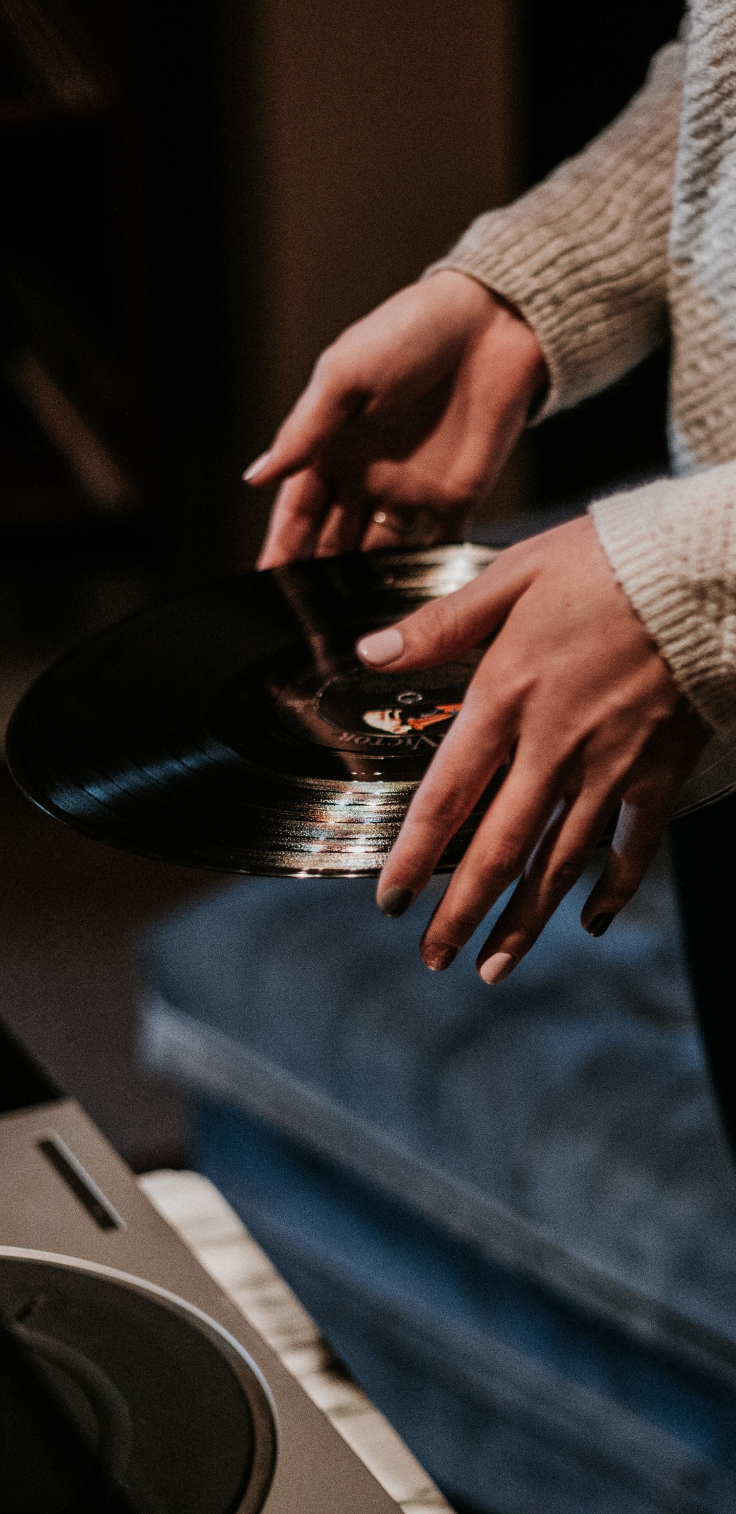 Обои музыка, электронное устройство, мех, Представление, День Музыкального Магазина в разрешении 1440x2960